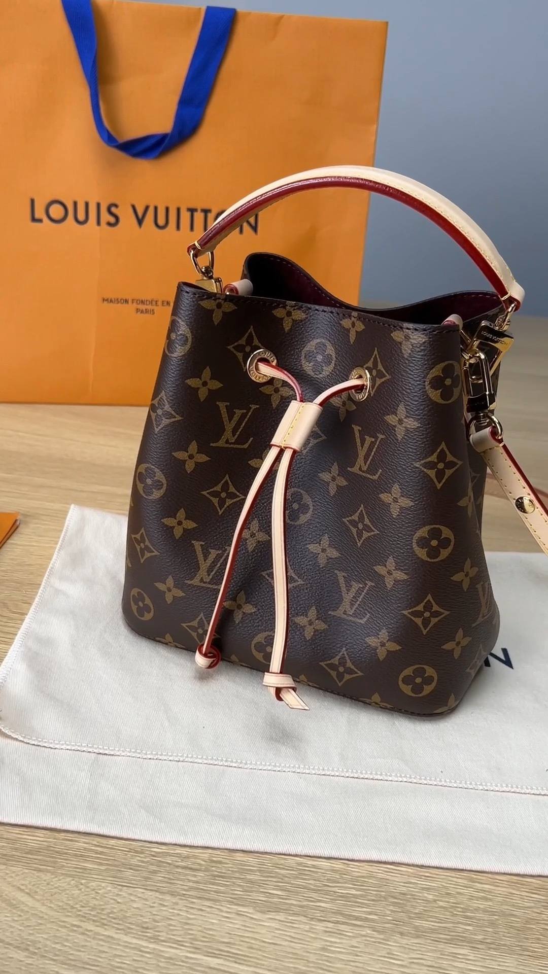 Ellebag’s 1:1 Replica of Louis Vuitton M46581 NÉONOÉ BB Medium Handbag: A Perfect Reproduction of Timeless Elegance(2024 Dec Updated)-Molemo ka ho Fetisisa Lebenkele la Lebenkele la Marang-rang la Fake Louis Vuitton, Replica designer bag ru