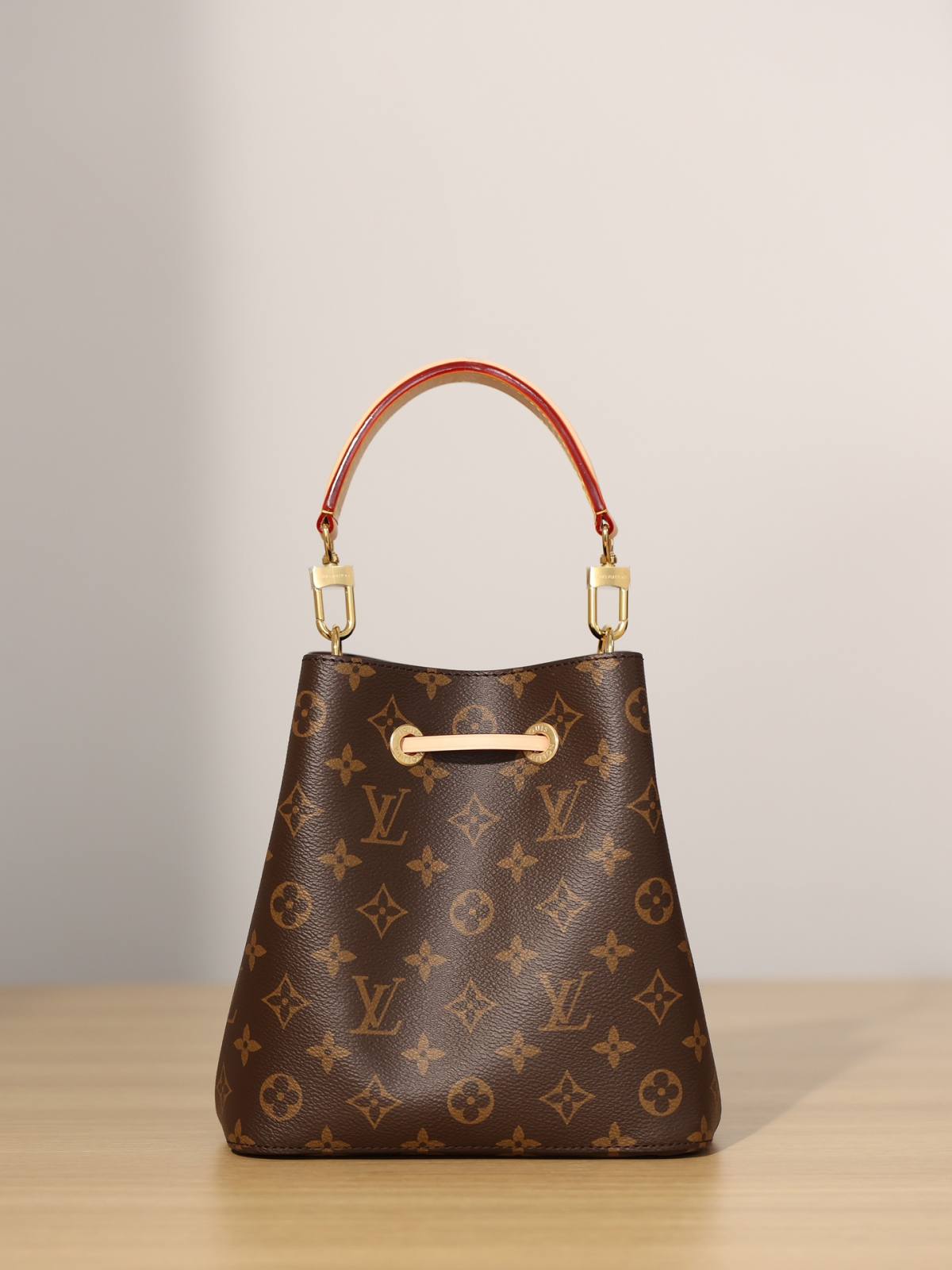 Ellebag’s 1:1 Replica of Louis Vuitton M46581 NÉONOÉ BB Medium Handbag: A Perfect Reproduction of Timeless Elegance(2024 Dec Updated)-Molemo ka ho Fetisisa Lebenkele la Lebenkele la Marang-rang la Fake Louis Vuitton, Replica designer bag ru