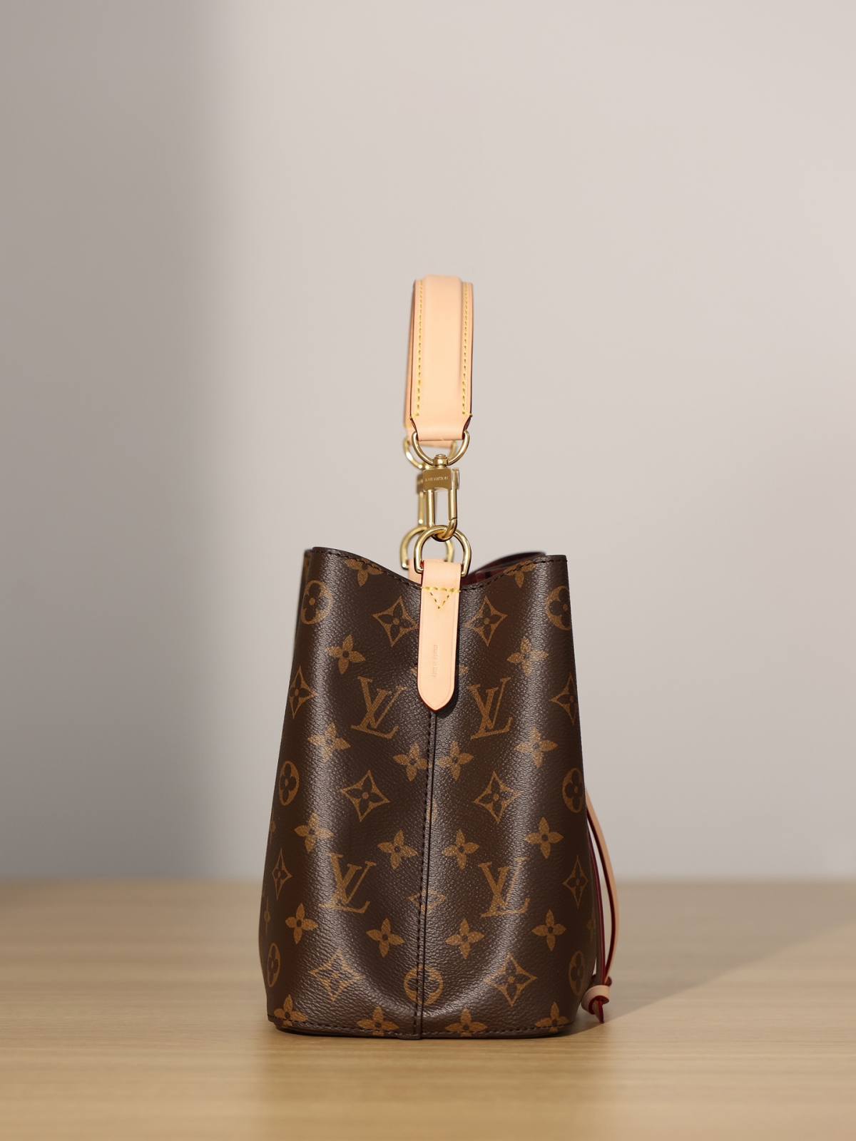 Ellebag’s 1:1 Replica of Louis Vuitton M46581 NÉONOÉ BB Medium Handbag: A Perfect Reproduction of Timeless Elegance(2024 Dec Updated)-Molemo ka ho Fetisisa Lebenkele la Lebenkele la Marang-rang la Fake Louis Vuitton, Replica designer bag ru