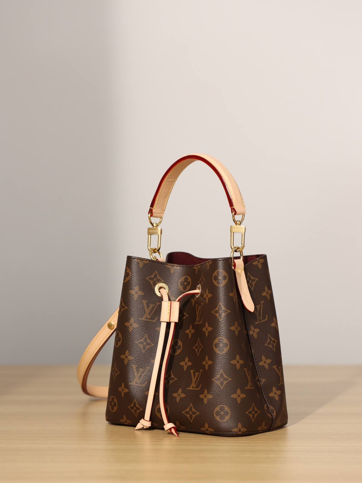 Ellebag’s 1:1 Replica of Louis Vuitton M46581 NÉONOÉ BB Medium Handbag: A Perfect Reproduction of Timeless Elegance(2024 Dec Updated)-Molemo ka ho Fetisisa Lebenkele la Lebenkele la Marang-rang la Fake Louis Vuitton, Replica designer bag ru