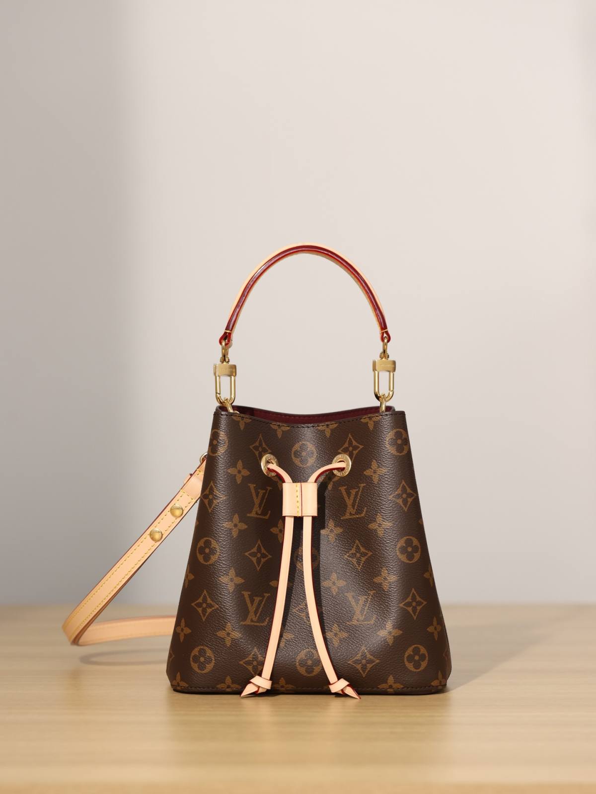 Ellebag’s 1:1 Replica of Louis Vuitton M46581 NÉONOÉ BB Medium Handbag: A Perfect Reproduction of Timeless Elegance(2024 Dec Updated)-Molemo ka ho Fetisisa Lebenkele la Lebenkele la Marang-rang la Fake Louis Vuitton, Replica designer bag ru