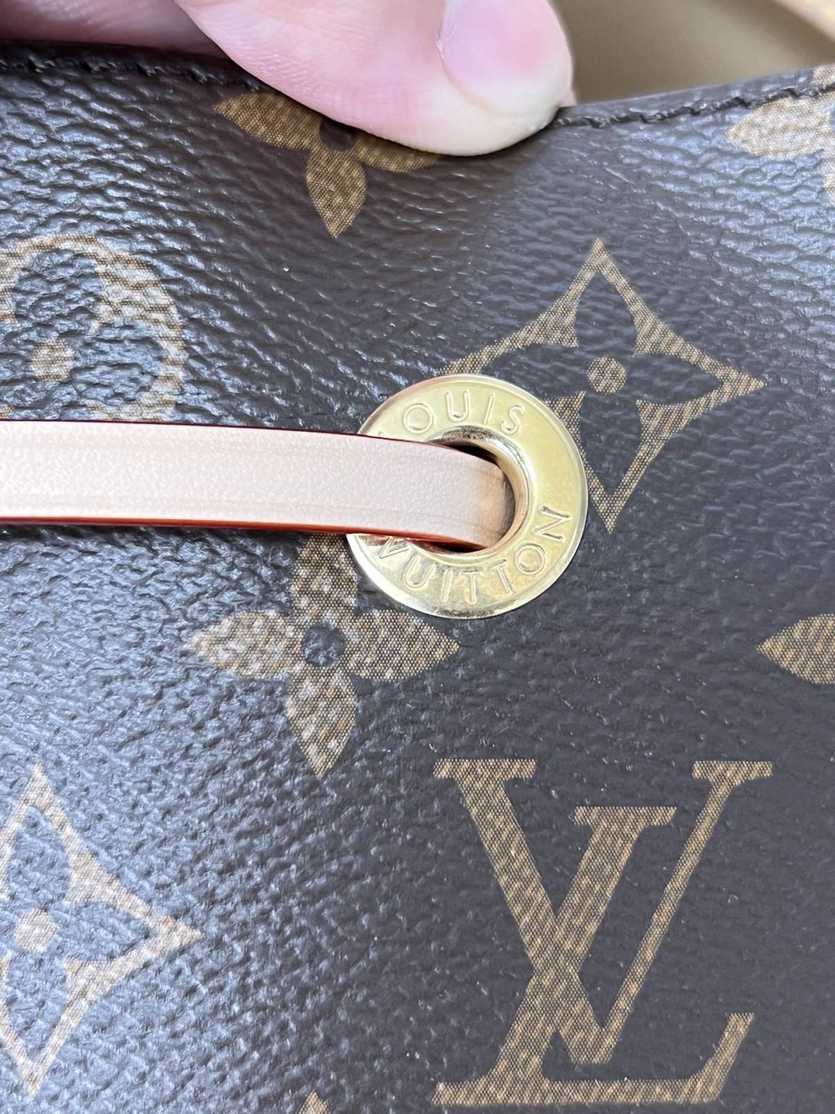 Ellebag’s 1:1 Replica of Louis Vuitton M46581 NÉONOÉ BB Medium Handbag: A Perfect Reproduction of Timeless Elegance(2024 Dec Updated)-Molemo ka ho Fetisisa Lebenkele la Lebenkele la Marang-rang la Fake Louis Vuitton, Replica designer bag ru