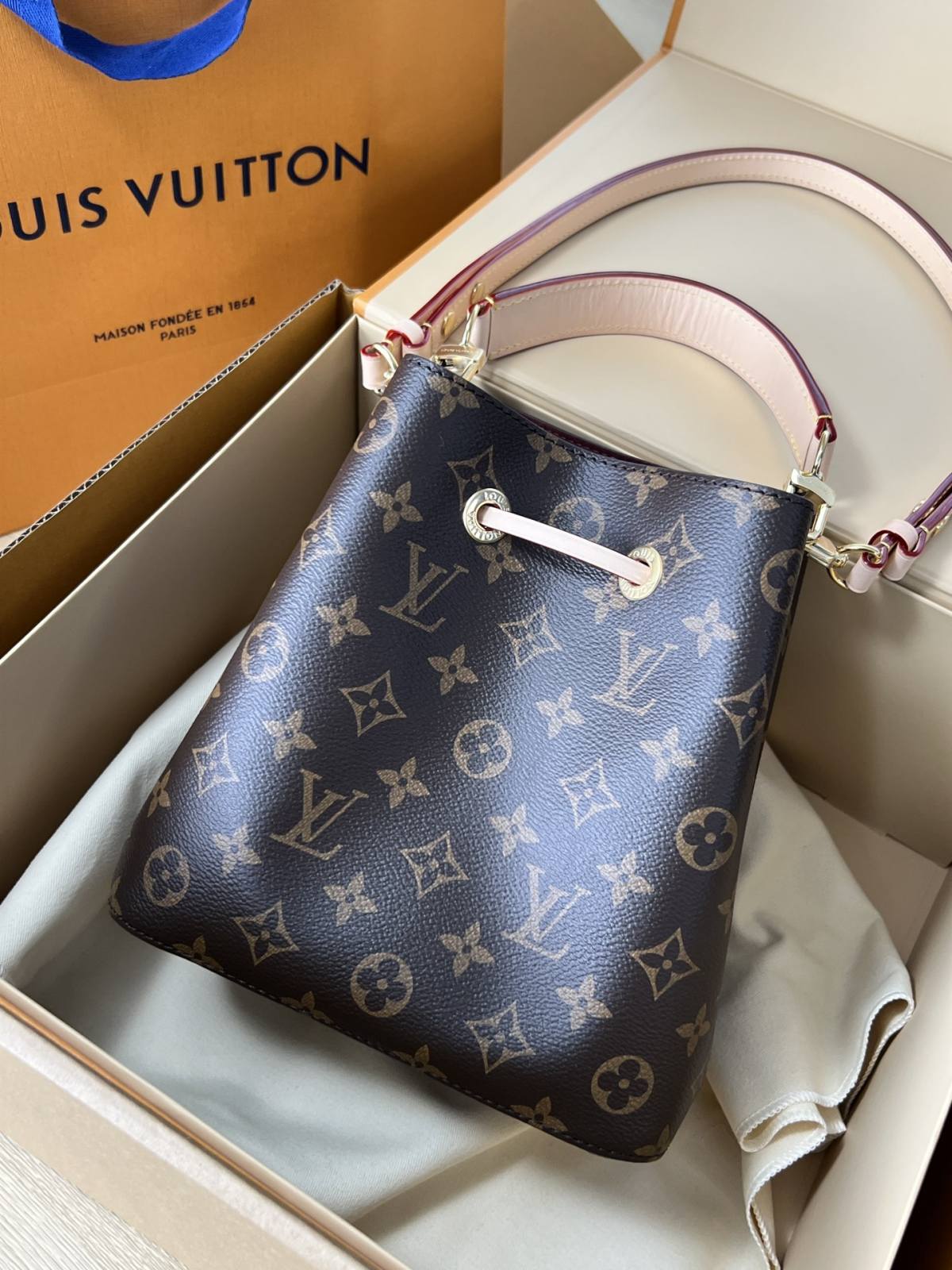 Ellebag’s 1:1 Replica of Louis Vuitton M46581 NÉONOÉ BB Medium Handbag: A Perfect Reproduction of Timeless Elegance(2024 Dec Updated)-Molemo ka ho Fetisisa Lebenkele la Lebenkele la Marang-rang la Fake Louis Vuitton, Replica designer bag ru