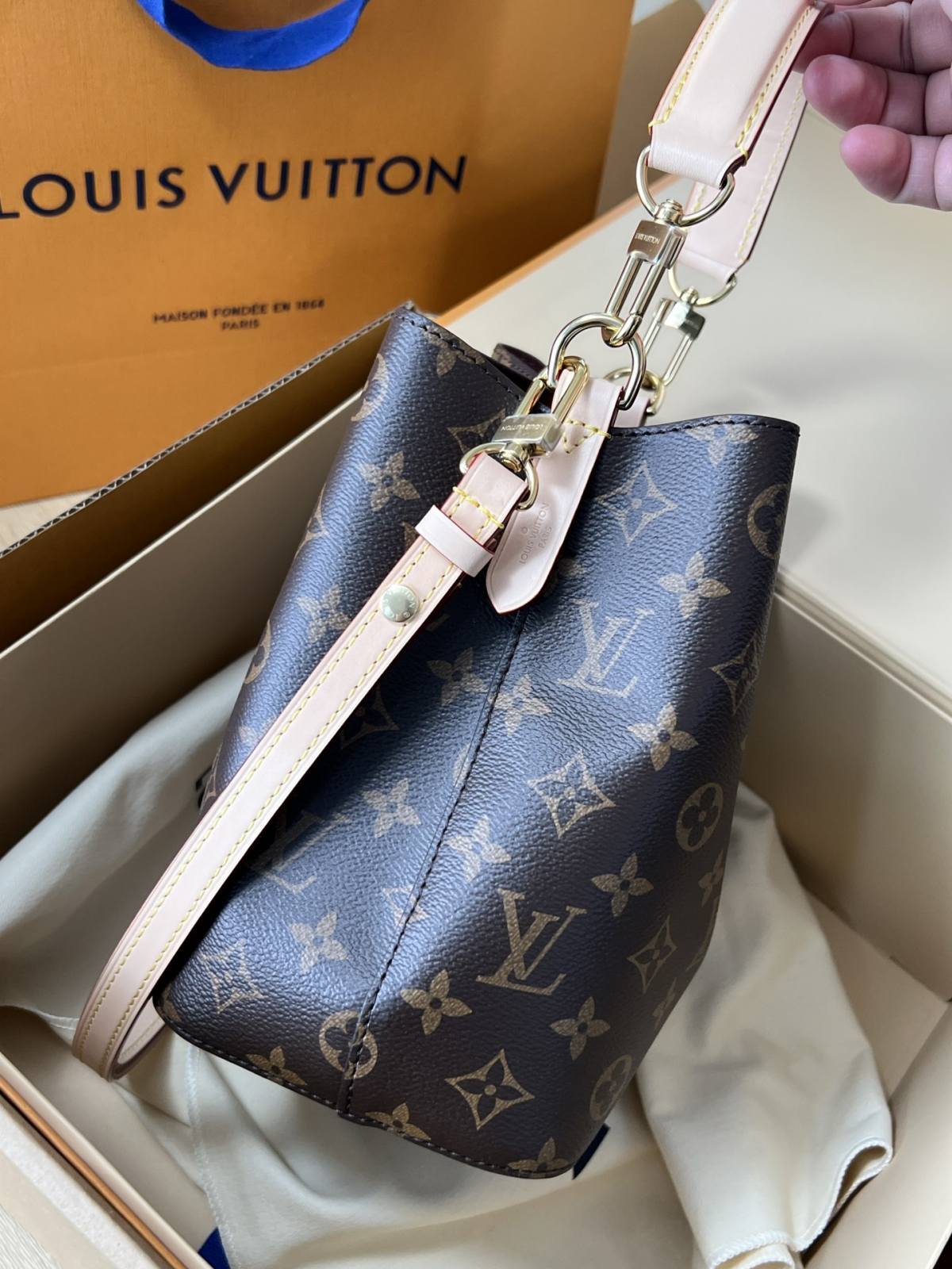 Ellebag’s 1:1 Replica of Louis Vuitton M46581 NÉONOÉ BB Medium Handbag: A Perfect Reproduction of Timeless Elegance(2024 Dec Updated)-Molemo ka ho Fetisisa Lebenkele la Lebenkele la Marang-rang la Fake Louis Vuitton, Replica designer bag ru