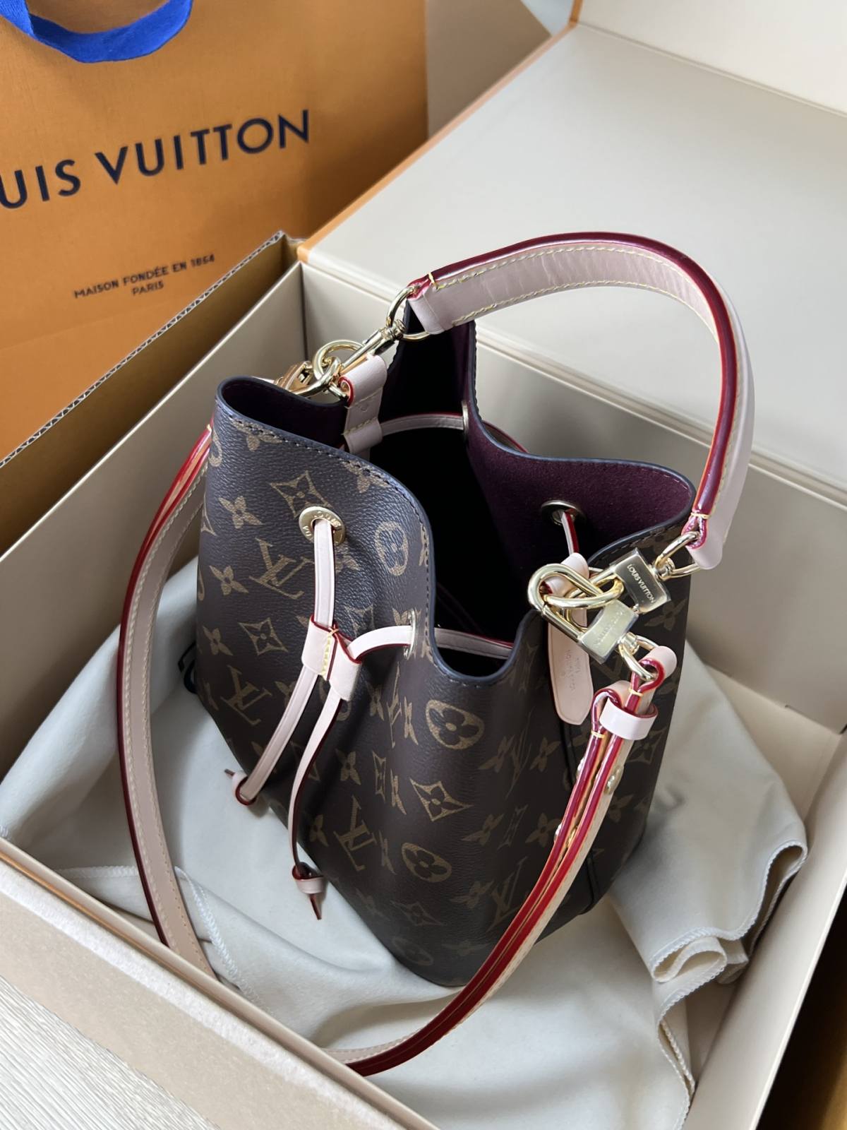 Ellebag’s 1:1 Replica of Louis Vuitton M46581 NÉONOÉ BB Medium Handbag: A Perfect Reproduction of Timeless Elegance(2024 Dec Updated)-Molemo ka ho Fetisisa Lebenkele la Lebenkele la Marang-rang la Fake Louis Vuitton, Replica designer bag ru