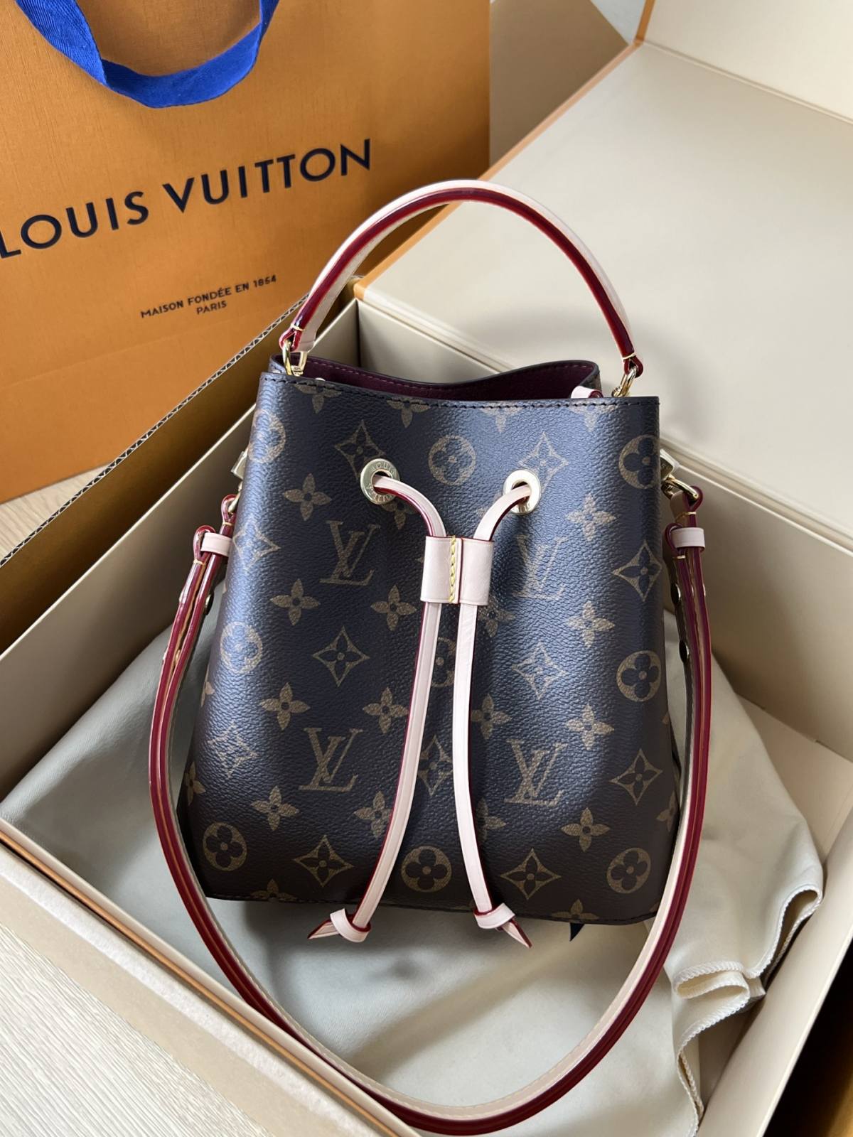 Ellebag’s 1:1 Replica of Louis Vuitton M46581 NÉONOÉ BB Medium Handbag: A Perfect Reproduction of Timeless Elegance(2024 Dec Updated)-Molemo ka ho Fetisisa Lebenkele la Lebenkele la Marang-rang la Fake Louis Vuitton, Replica designer bag ru