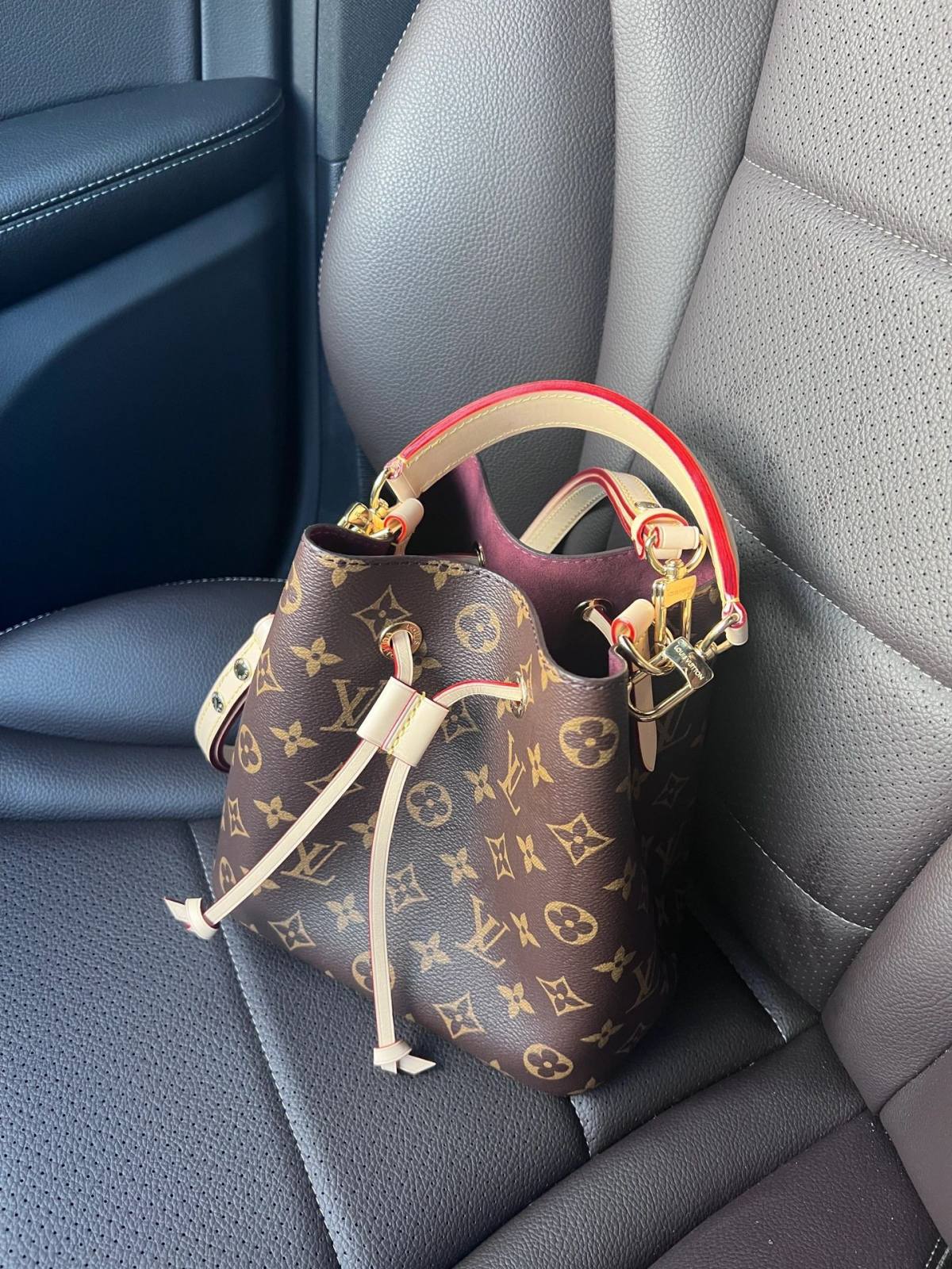 Ellebag’s 1:1 Replica of Louis Vuitton M46581 NÉONOÉ BB Medium Handbag: A Perfect Reproduction of Timeless Elegance(2024 Dec Updated)-Molemo ka ho Fetisisa Lebenkele la Lebenkele la Marang-rang la Fake Louis Vuitton, Replica designer bag ru