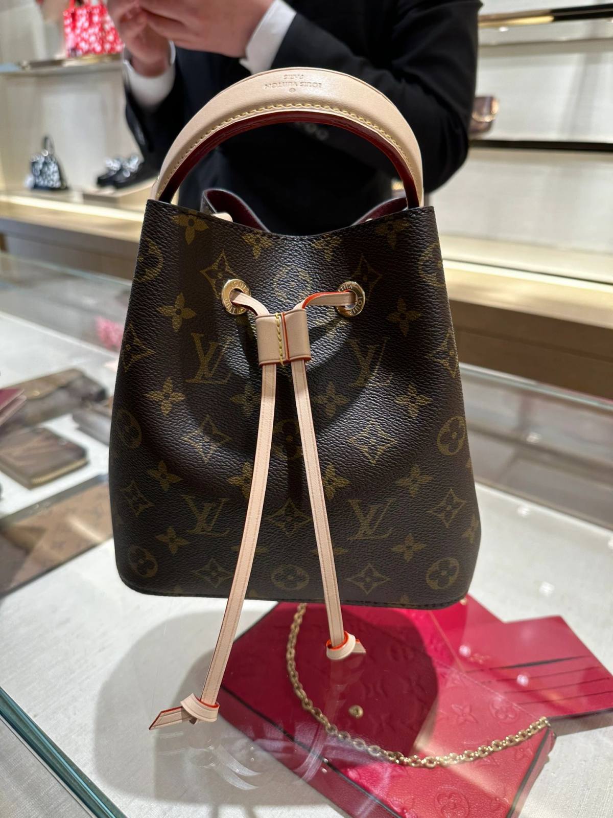 Ellebag’s 1:1 Replica of Louis Vuitton M46581 NÉONOÉ BB Medium Handbag: A Perfect Reproduction of Timeless Elegance(2024 Dec Updated)-Molemo ka ho Fetisisa Lebenkele la Lebenkele la Marang-rang la Fake Louis Vuitton, Replica designer bag ru