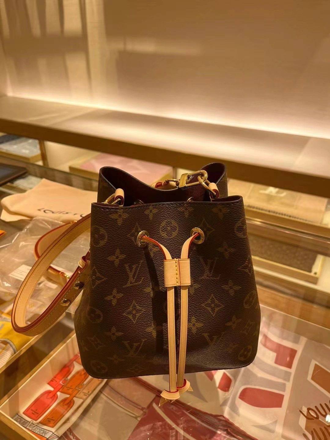 Ellebag’s 1:1 Replica of Louis Vuitton M46581 NÉONOÉ BB Medium Handbag: A Perfect Reproduction of Timeless Elegance(2024 Dec Updated)-Molemo ka ho Fetisisa Lebenkele la Lebenkele la Marang-rang la Fake Louis Vuitton, Replica designer bag ru