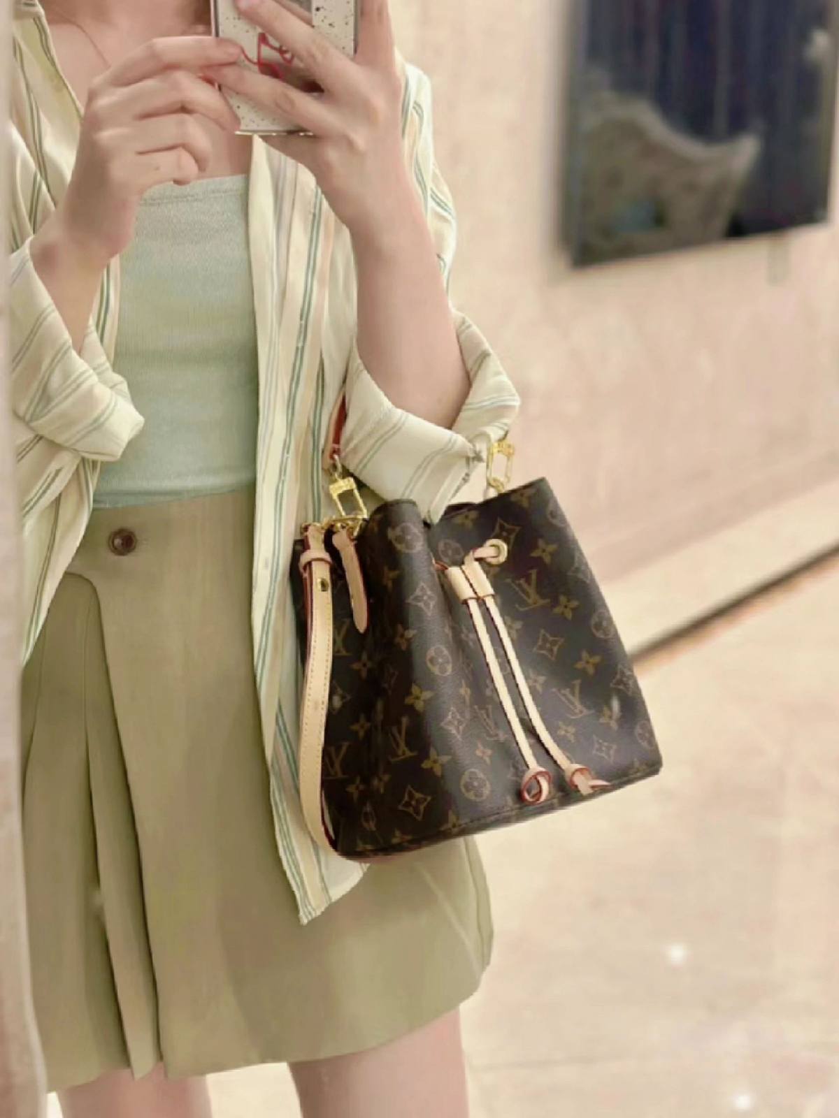 Ellebag’s 1:1 Replica of Louis Vuitton M46581 NÉONOÉ BB Medium Handbag: A Perfect Reproduction of Timeless Elegance(2024 Dec Updated)-Molemo ka ho Fetisisa Lebenkele la Lebenkele la Marang-rang la Fake Louis Vuitton, Replica designer bag ru