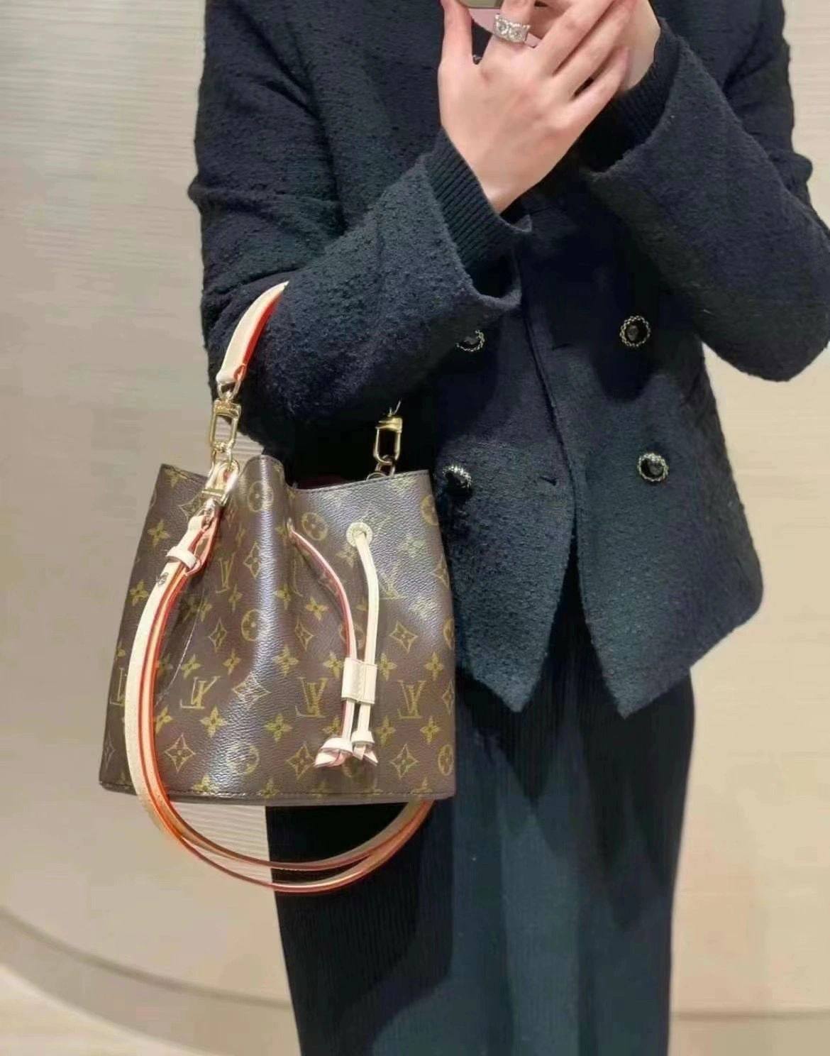 Ellebag’s 1:1 Replica of Louis Vuitton M46581 NÉONOÉ BB Medium Handbag: A Perfect Reproduction of Timeless Elegance(2024 Dec Updated)-Molemo ka ho Fetisisa Lebenkele la Lebenkele la Marang-rang la Fake Louis Vuitton, Replica designer bag ru