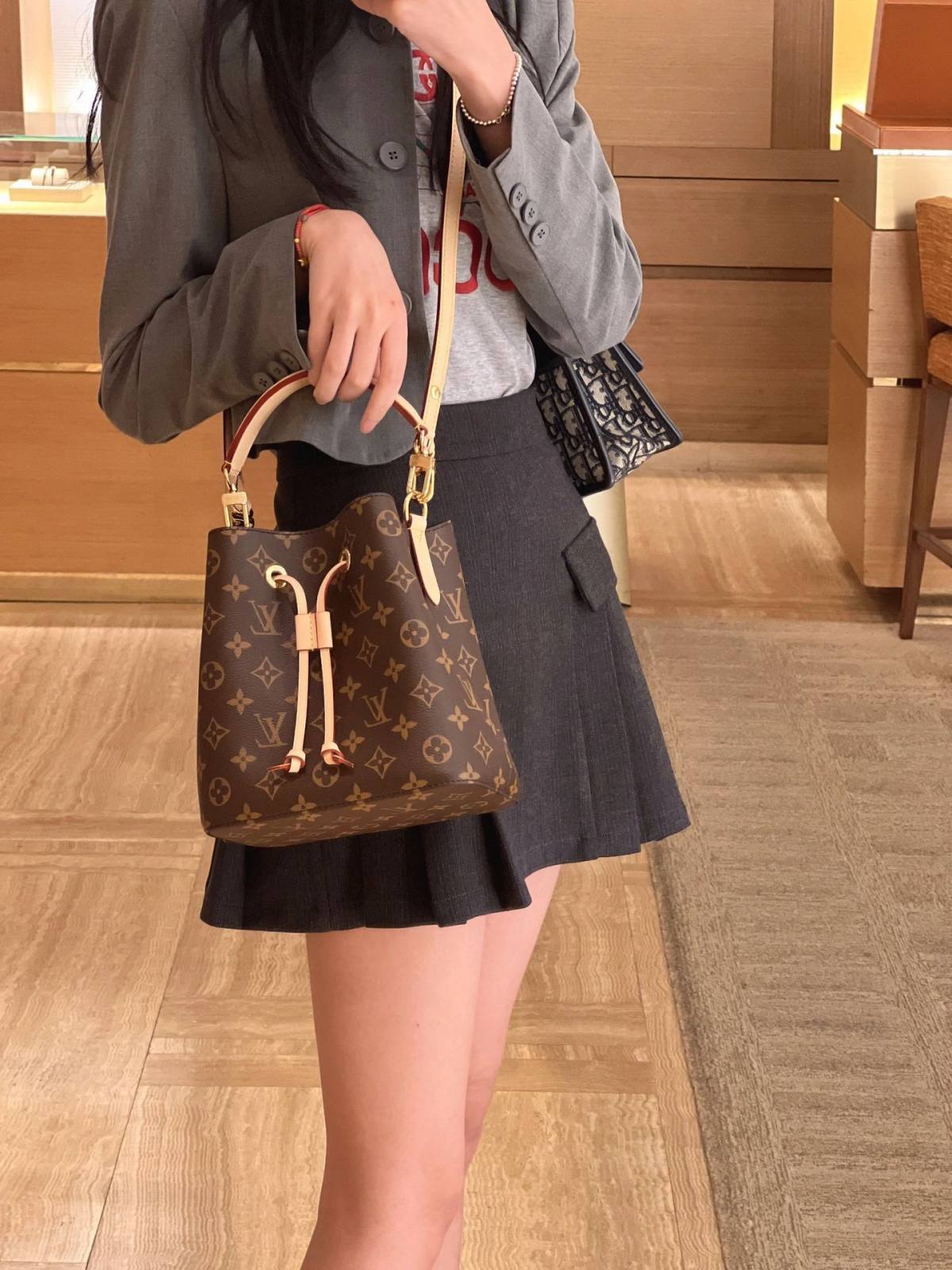 Ellebag’s 1:1 Replica of Louis Vuitton M46581 NÉONOÉ BB Medium Handbag: A Perfect Reproduction of Timeless Elegance(2024 Dec Updated)-Molemo ka ho Fetisisa Lebenkele la Lebenkele la Marang-rang la Fake Louis Vuitton, Replica designer bag ru