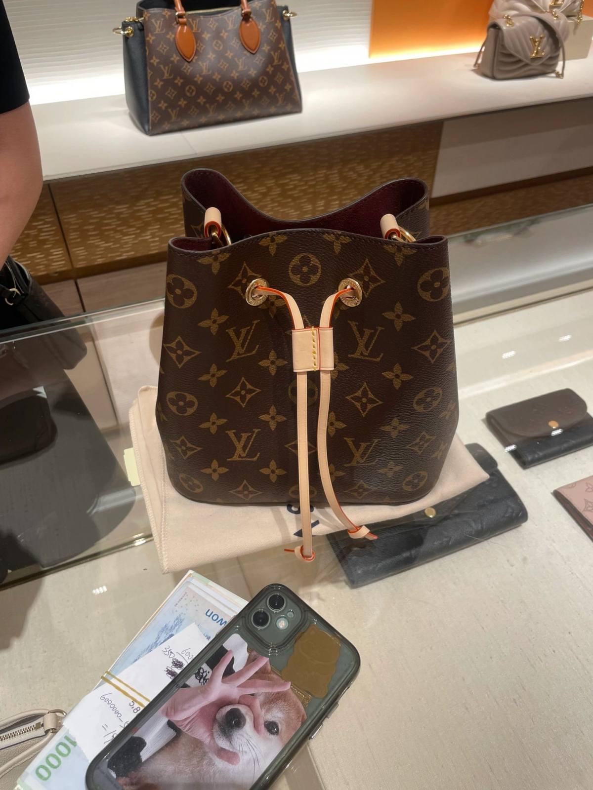 Ellebag’s 1:1 Replica of Louis Vuitton M46581 NÉONOÉ BB Medium Handbag: A Perfect Reproduction of Timeless Elegance(2024 Dec Updated)-Molemo ka ho Fetisisa Lebenkele la Lebenkele la Marang-rang la Fake Louis Vuitton, Replica designer bag ru