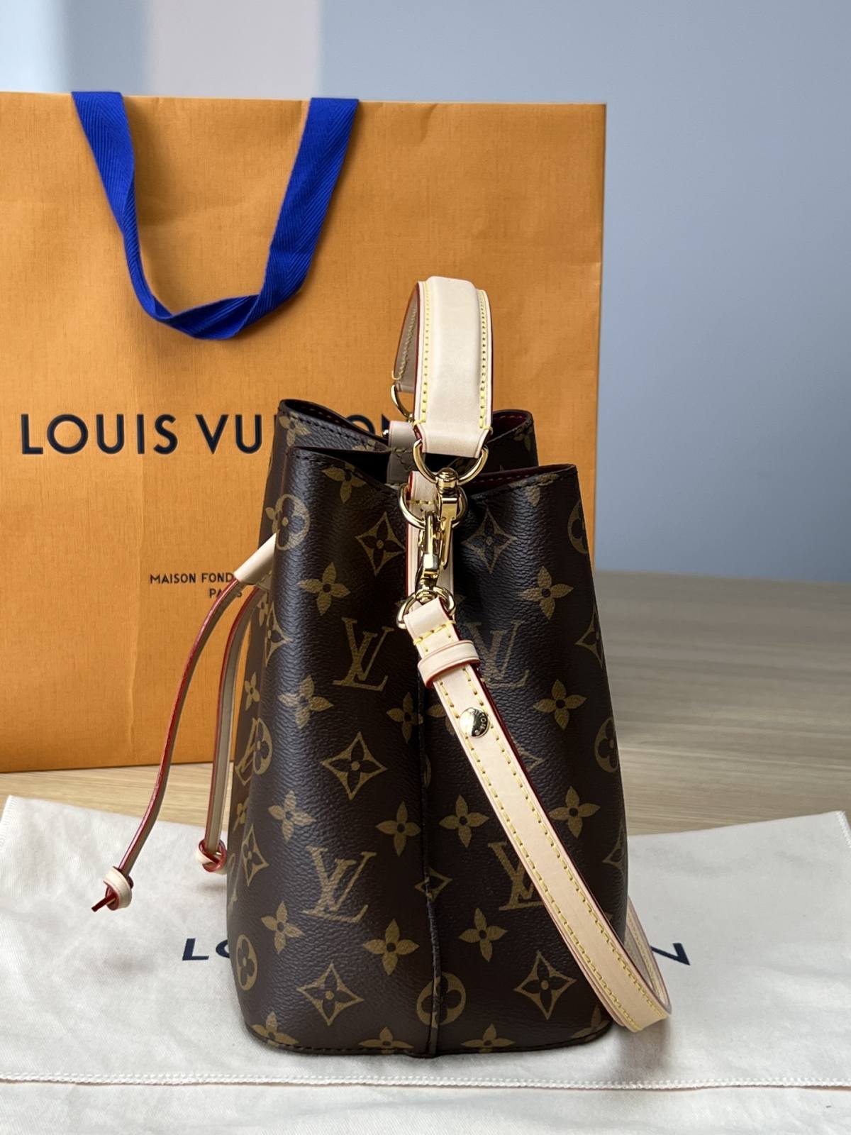 Ellebag’s 1:1 Replica of Louis Vuitton M46581 NÉONOÉ BB Medium Handbag: A Perfect Reproduction of Timeless Elegance(2024 Dec Updated)-Molemo ka ho Fetisisa Lebenkele la Lebenkele la Marang-rang la Fake Louis Vuitton, Replica designer bag ru