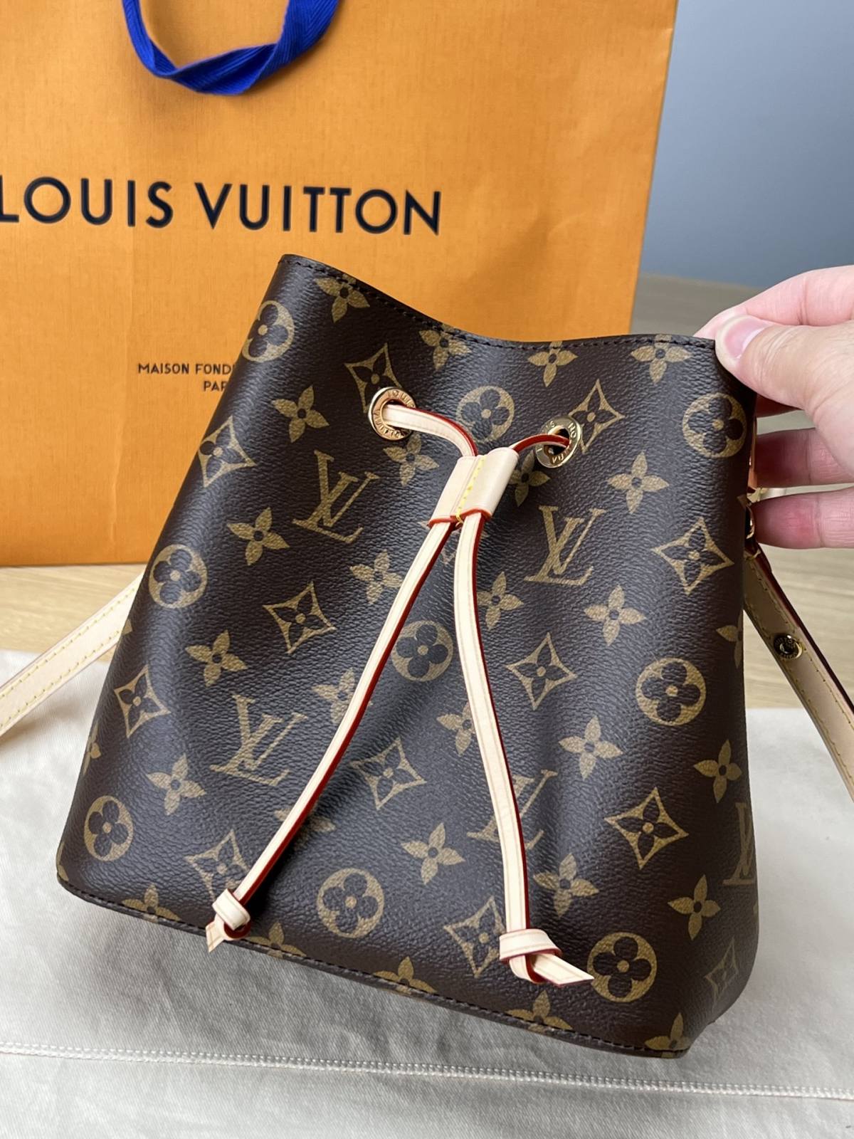 Ellebag’s 1:1 Replica of Louis Vuitton M46581 NÉONOÉ BB Medium Handbag: A Perfect Reproduction of Timeless Elegance(2024 Dec Updated)-Molemo ka ho Fetisisa Lebenkele la Lebenkele la Marang-rang la Fake Louis Vuitton, Replica designer bag ru