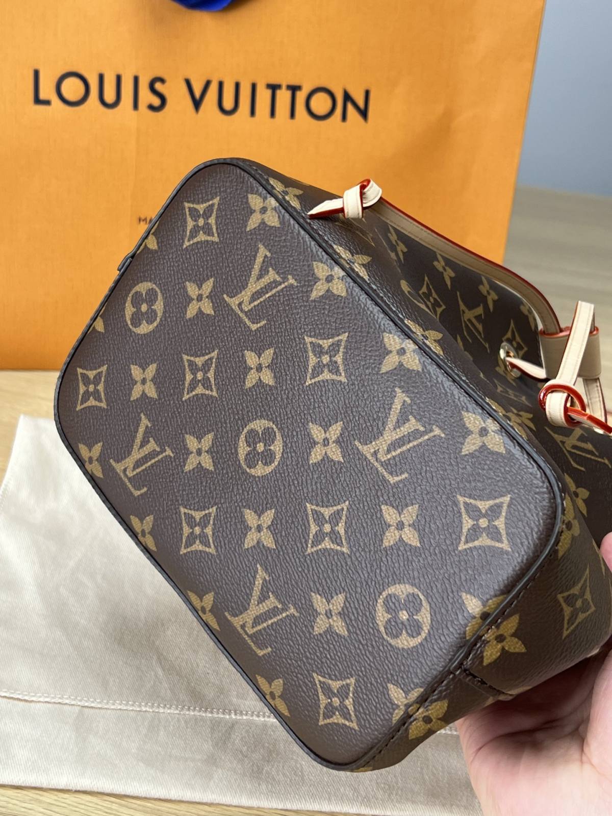 Ellebag’s 1:1 Replica of Louis Vuitton M46581 NÉONOÉ BB Medium Handbag: A Perfect Reproduction of Timeless Elegance(2024 Dec Updated)-Molemo ka ho Fetisisa Lebenkele la Lebenkele la Marang-rang la Fake Louis Vuitton, Replica designer bag ru