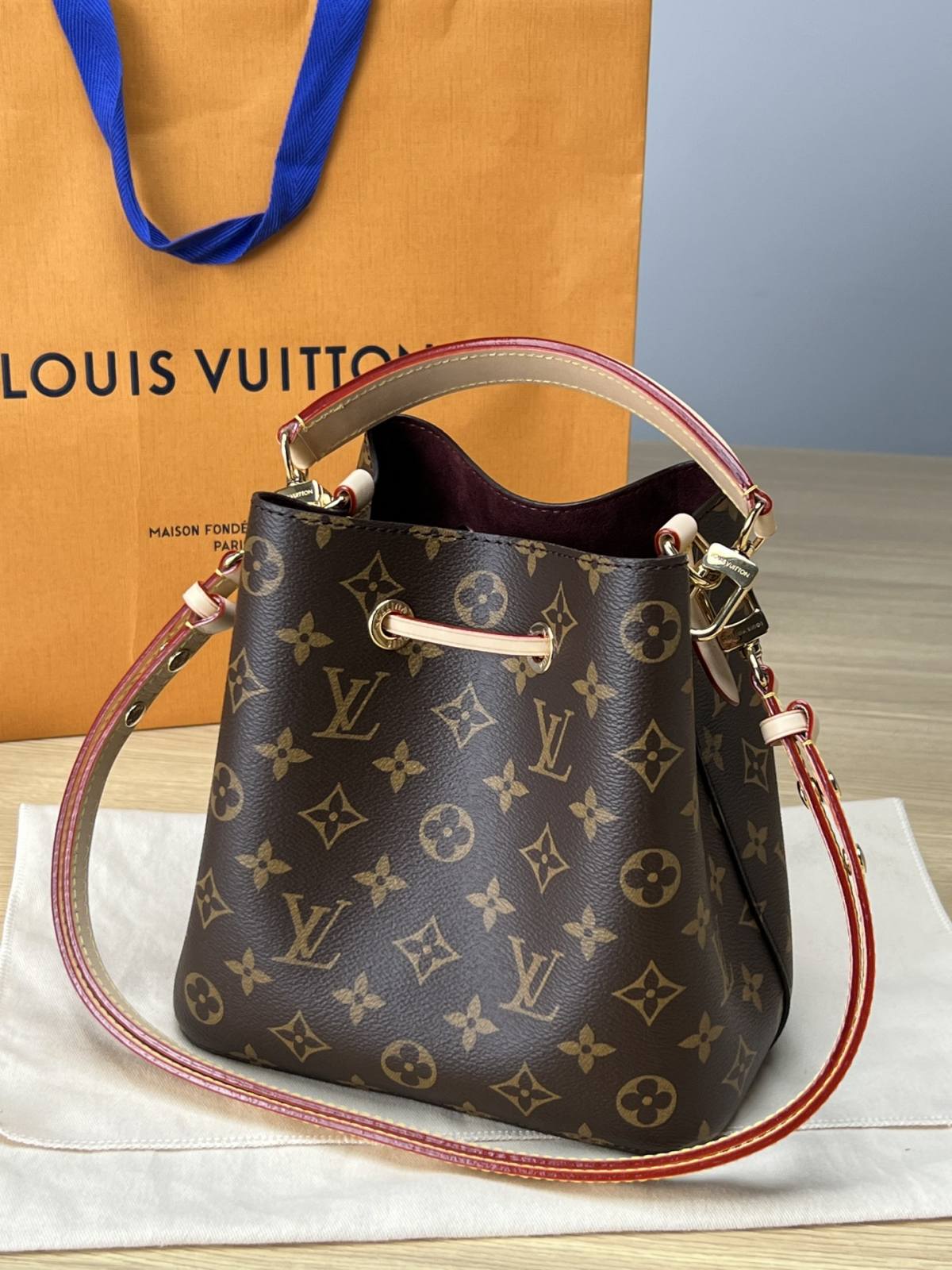 Ellebag’s 1:1 Replica of Louis Vuitton M46581 NÉONOÉ BB Medium Handbag: A Perfect Reproduction of Timeless Elegance(2024 Dec Updated)-Molemo ka ho Fetisisa Lebenkele la Lebenkele la Marang-rang la Fake Louis Vuitton, Replica designer bag ru