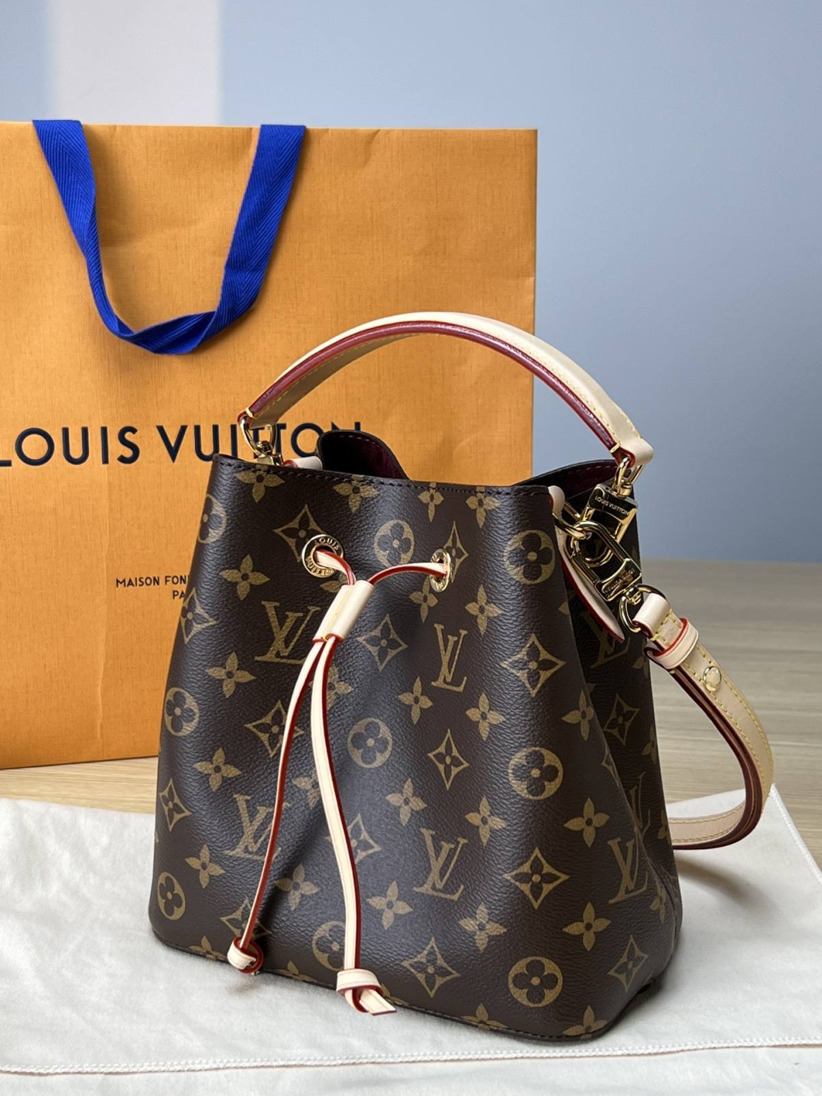 Ellebag’s 1:1 Replica of Louis Vuitton M46581 NÉONOÉ BB Medium Handbag: A Perfect Reproduction of Timeless Elegance(2024 Dec Updated)-Molemo ka ho Fetisisa Lebenkele la Lebenkele la Marang-rang la Fake Louis Vuitton, Replica designer bag ru