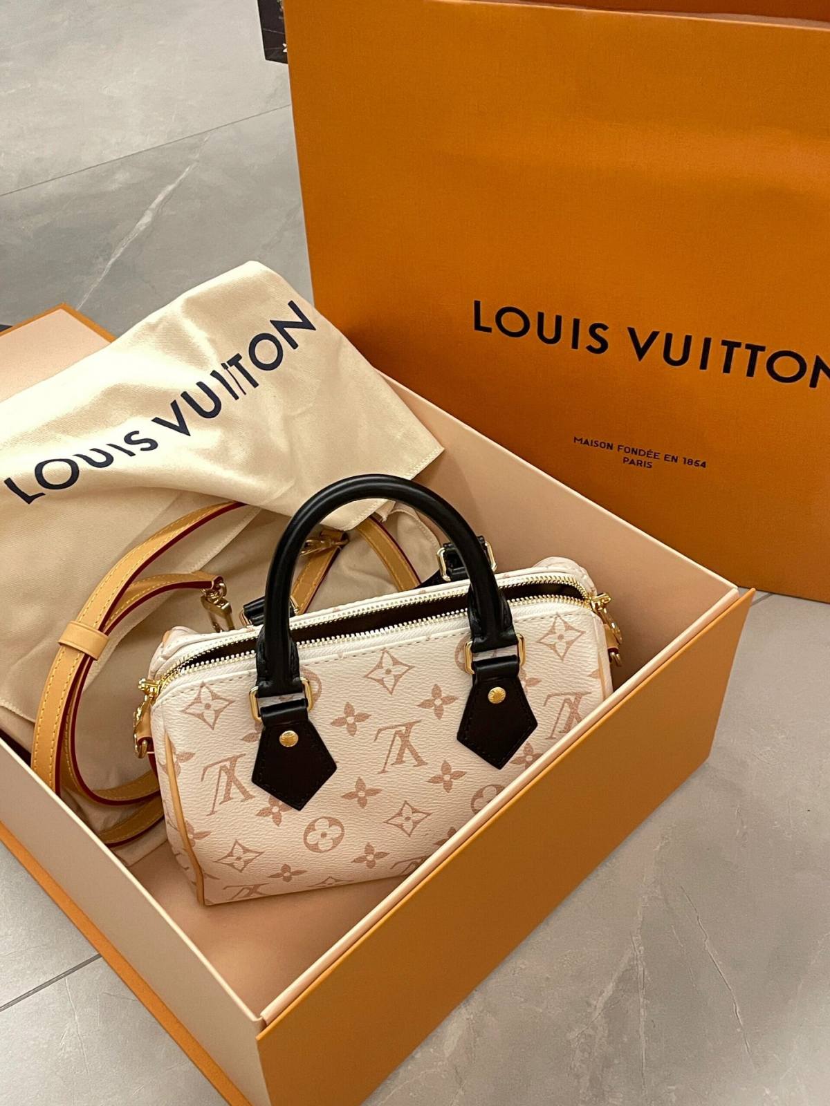 Ellebag’s 1:1 Replica of Louis Vuitton M46906 Speedy Bandoulière 20: A Masterful Recreation of Iconic Craftsmanship(2024 Dec Updated)-Molemo ka ho Fetisisa Lebenkele la Lebenkele la Marang-rang la Fake Louis Vuitton, Replica designer bag ru