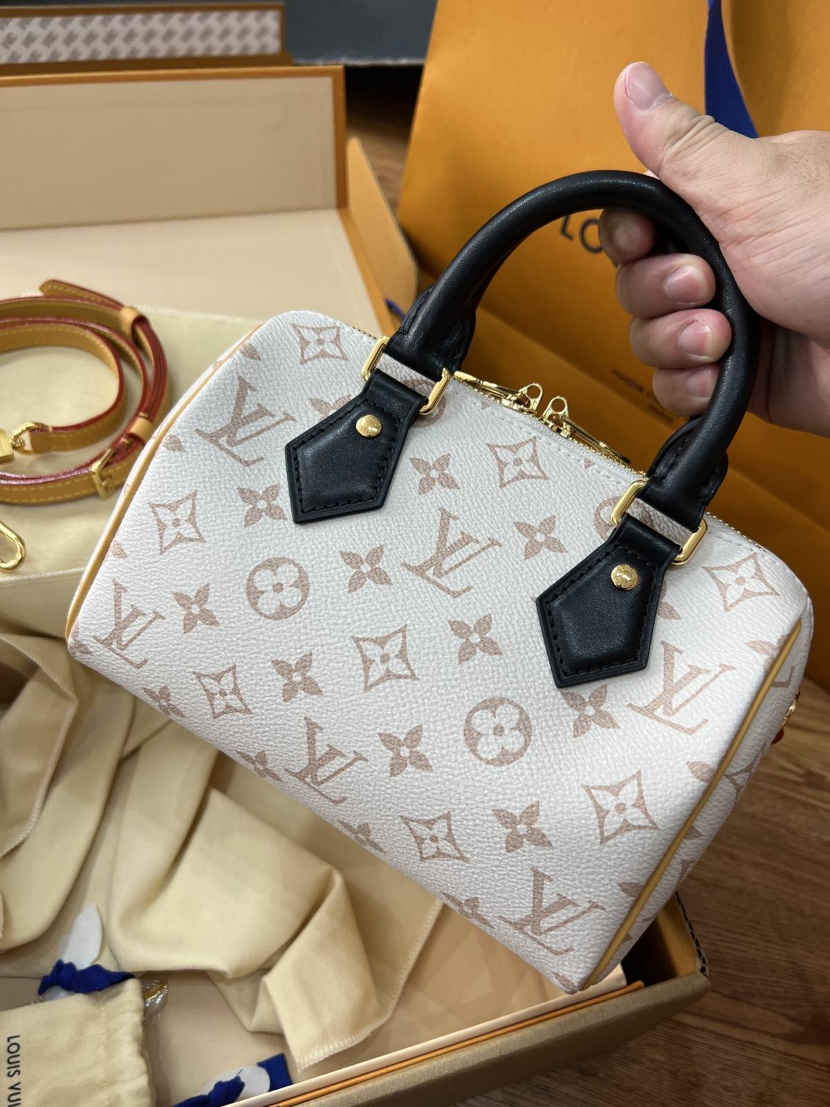 Ellebag’s 1:1 Replica of Louis Vuitton M46906 Speedy Bandoulière 20: A Masterful Recreation of Iconic Craftsmanship(2024 Dec Updated)-Molemo ka ho Fetisisa Lebenkele la Lebenkele la Marang-rang la Fake Louis Vuitton, Replica designer bag ru