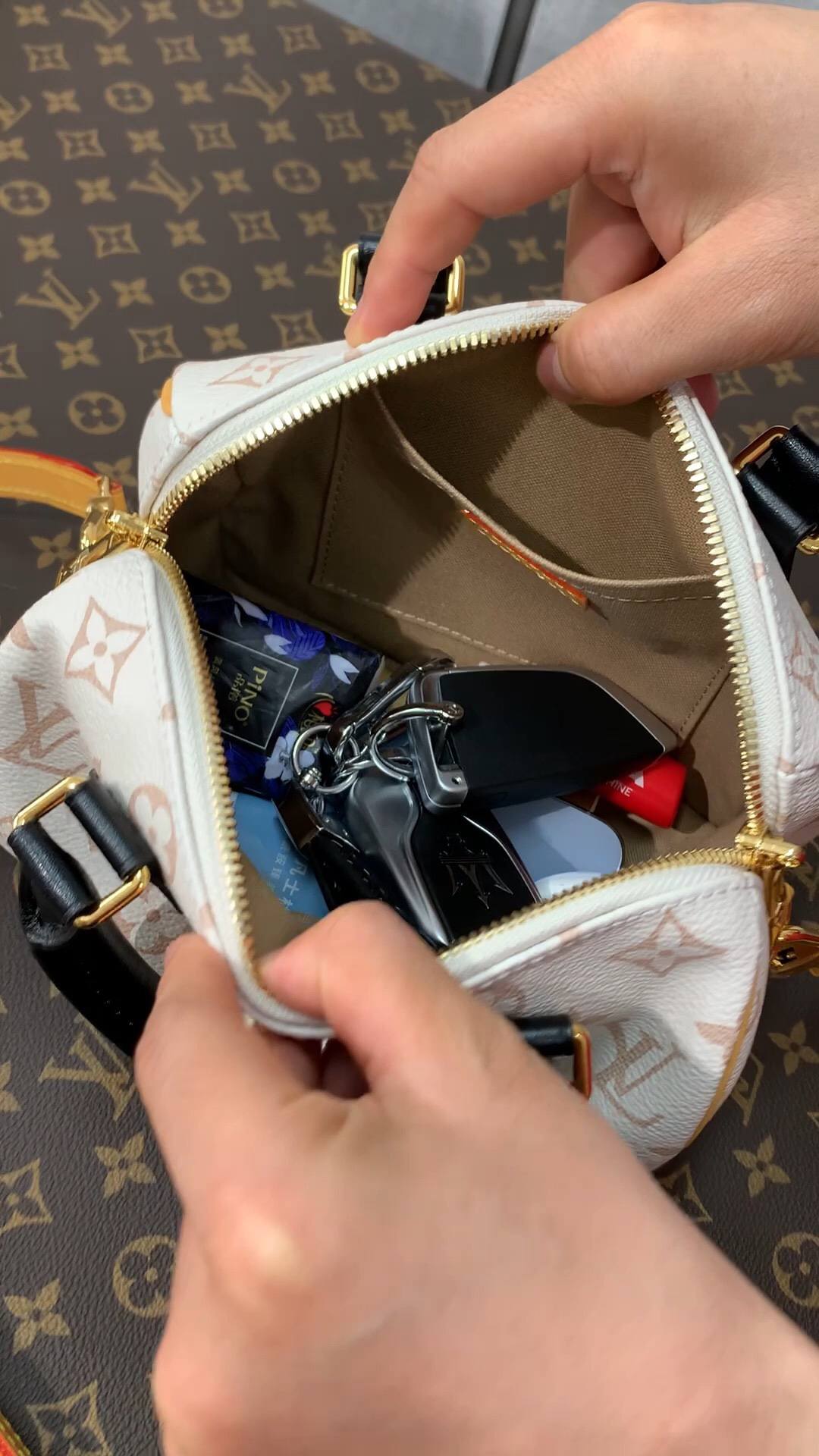 Ellebag’s 1:1 Replica of Louis Vuitton M46906 Speedy Bandoulière 20: A Masterful Recreation of Iconic Craftsmanship(2024 Dec Updated)-Molemo ka ho Fetisisa Lebenkele la Lebenkele la Marang-rang la Fake Louis Vuitton, Replica designer bag ru