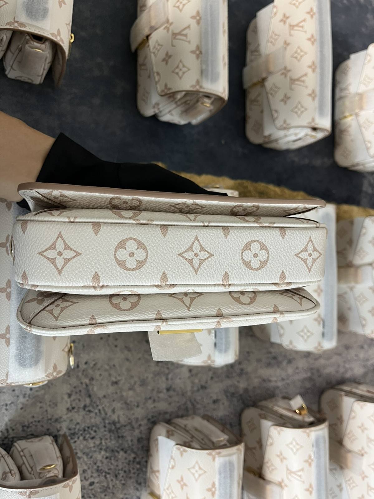 Ellebag’s 1:1 Replica of Louis Vuitton M46914 Pochette Métis East West: A Perfect Balance of Craftsmanship and Luxury (2024 Dec updated)-Molemo ka ho Fetisisa Lebenkele la Lebenkele la Marang-rang la Fake Louis Vuitton, Replica designer bag ru