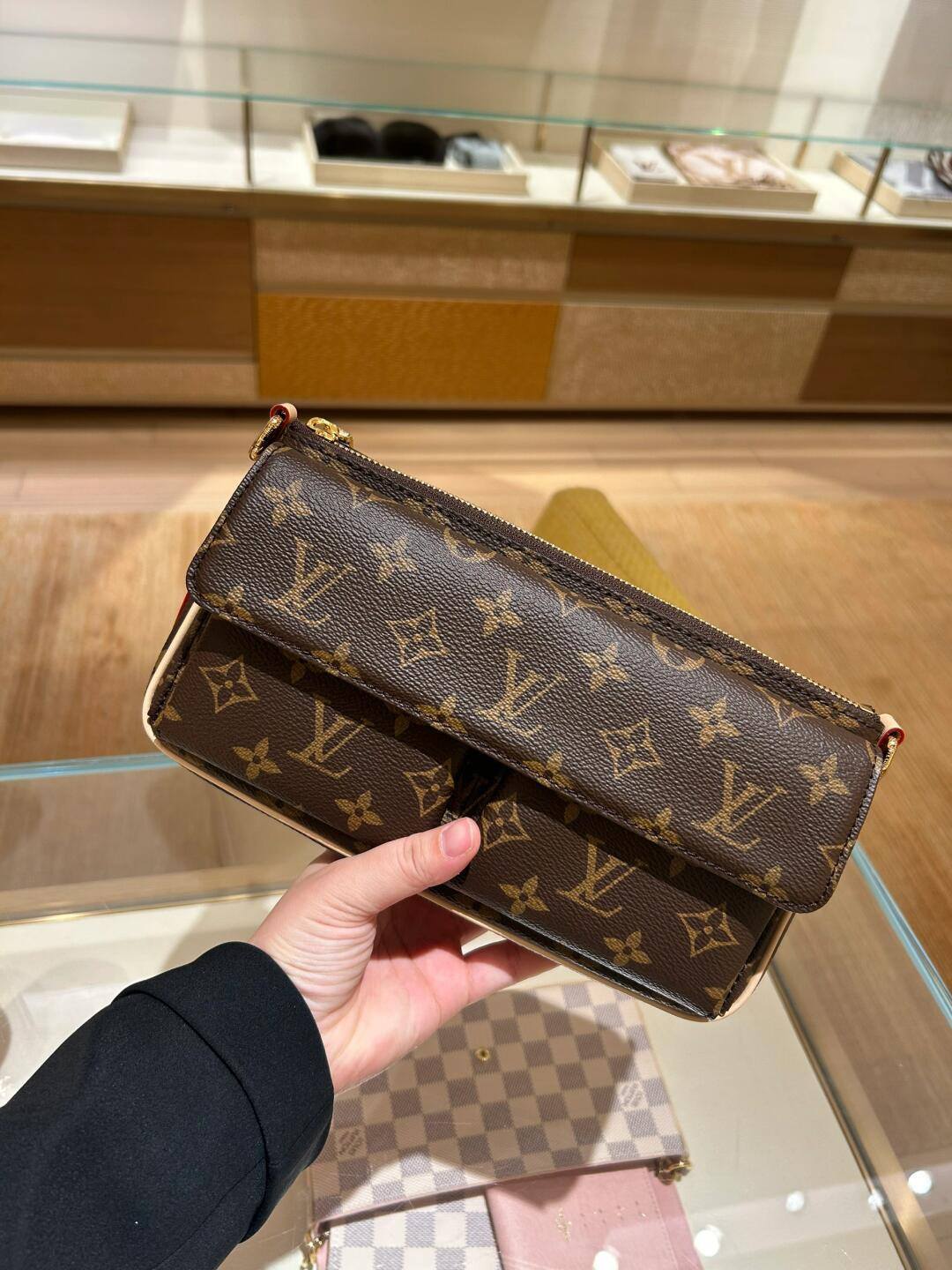 Ellebag’s 1:1 Replica of Louis Vuitton M46999 Vibe Handbag: A Masterpiece of Craftsmanship (2024 Dec updated)-Molemo ka ho Fetisisa Lebenkele la Lebenkele la Marang-rang la Fake Louis Vuitton, Replica designer bag ru