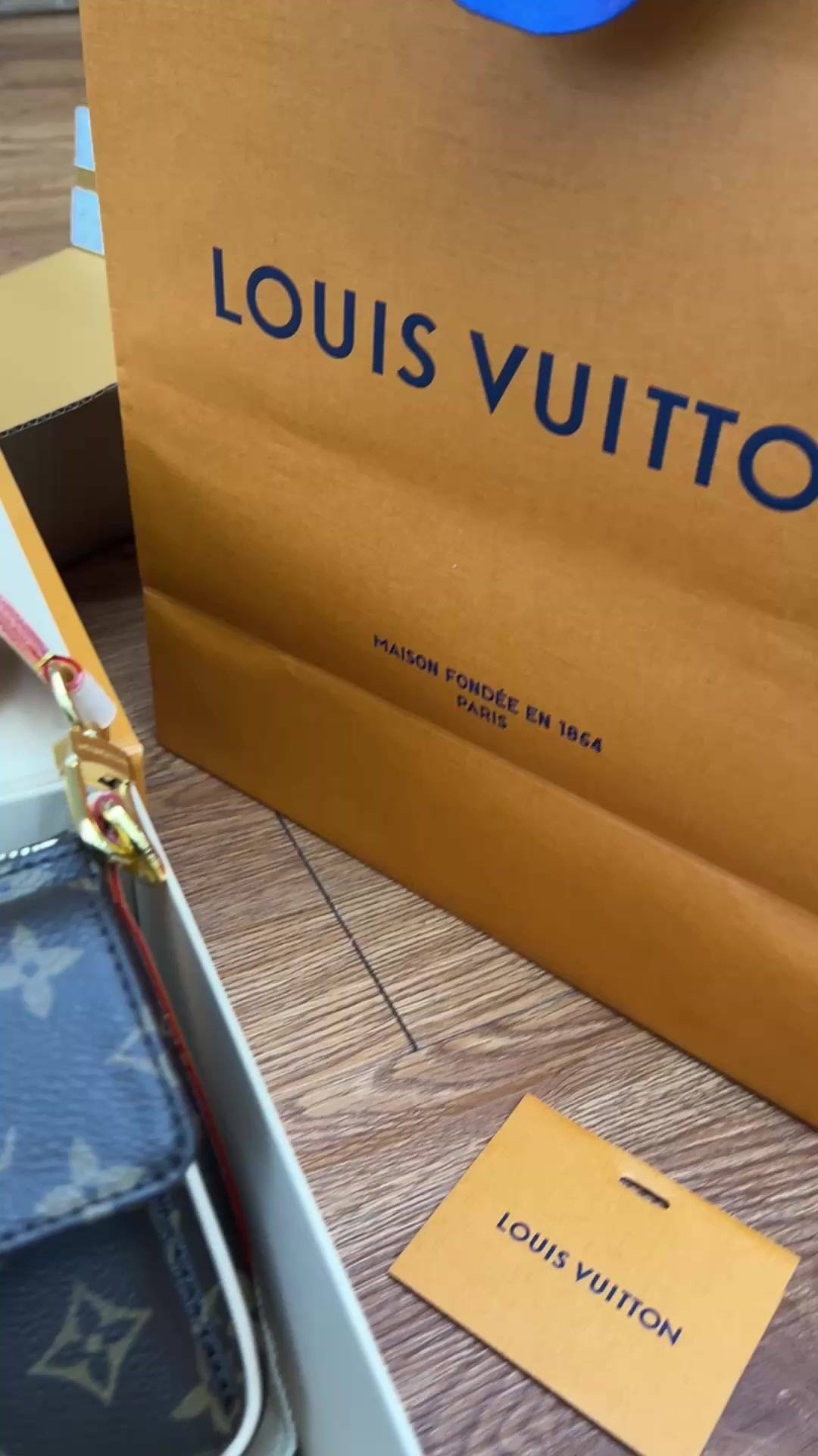 Ellebag’s 1:1 Replica of Louis Vuitton M46999 Vibe Handbag: A Masterpiece of Craftsmanship (2024 Dec updated)-Molemo ka ho Fetisisa Lebenkele la Lebenkele la Marang-rang la Fake Louis Vuitton, Replica designer bag ru