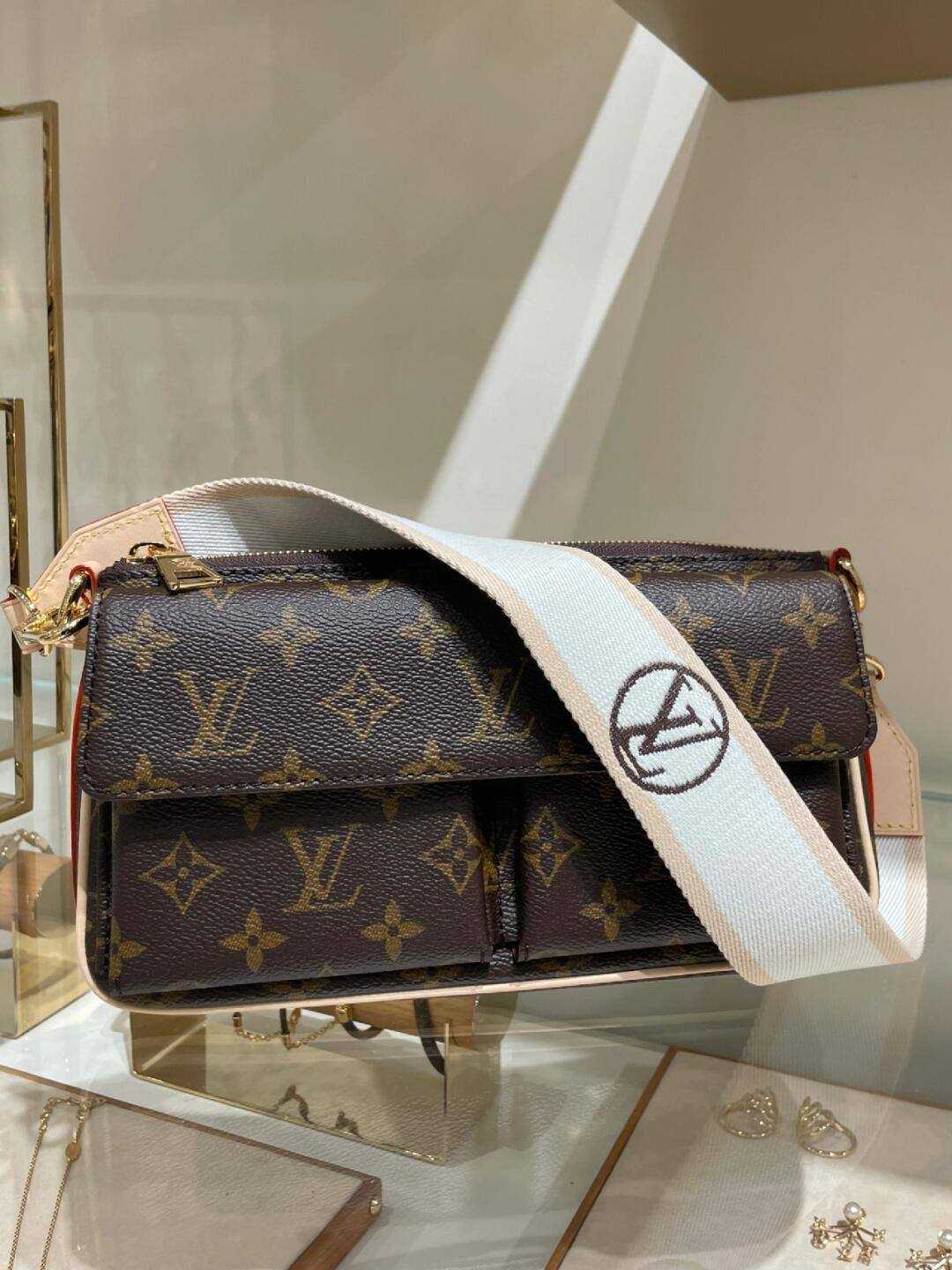 Ellebag’s 1:1 Replica of Louis Vuitton M46999 Vibe Handbag: A Masterpiece of Craftsmanship (2024 Dec updated)-Molemo ka ho Fetisisa Lebenkele la Lebenkele la Marang-rang la Fake Louis Vuitton, Replica designer bag ru