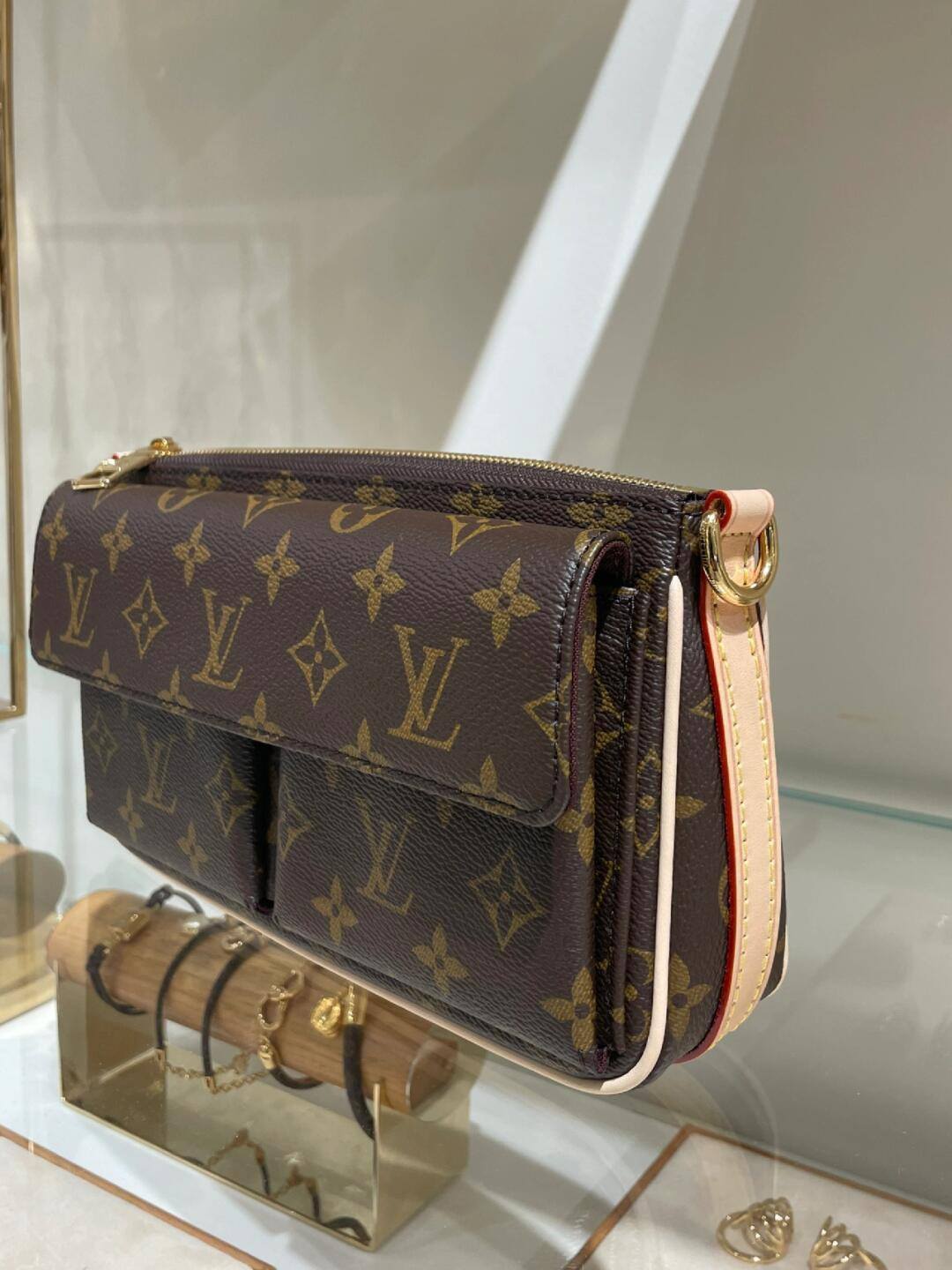 Ellebag’s 1:1 Replica of Louis Vuitton M46999 Vibe Handbag: A Masterpiece of Craftsmanship (2024 Dec updated)-Molemo ka ho Fetisisa Lebenkele la Lebenkele la Marang-rang la Fake Louis Vuitton, Replica designer bag ru