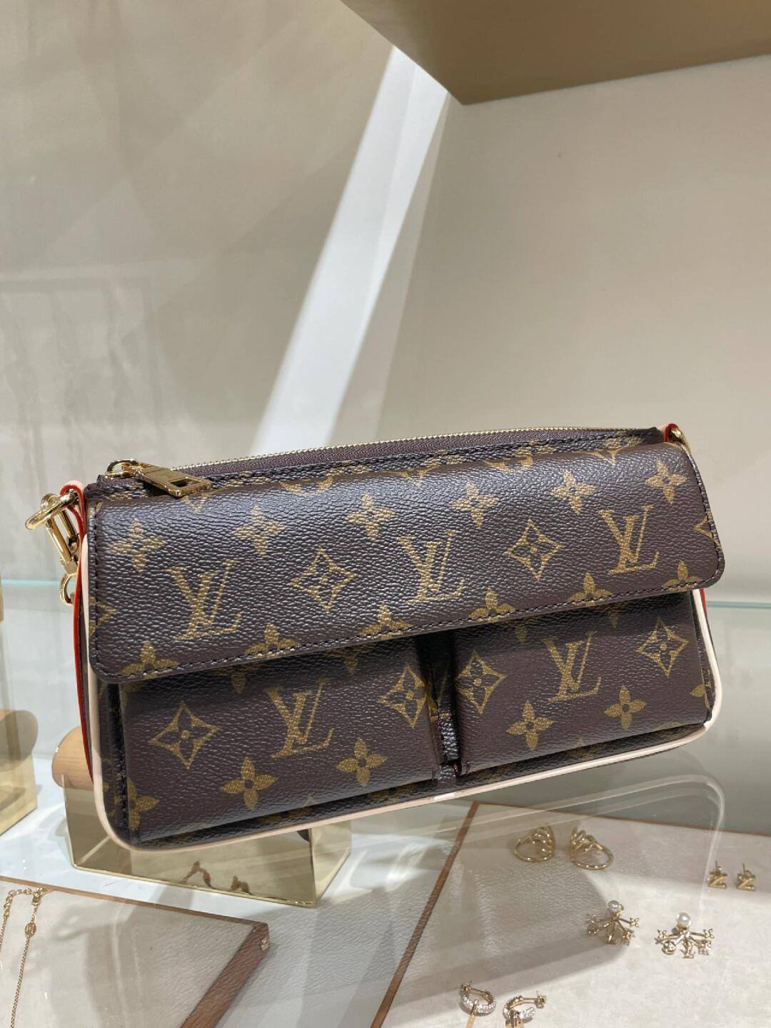 Ellebag’s 1:1 Replica of Louis Vuitton M46999 Vibe Handbag: A Masterpiece of Craftsmanship (2024 Dec updated)-Molemo ka ho Fetisisa Lebenkele la Lebenkele la Marang-rang la Fake Louis Vuitton, Replica designer bag ru