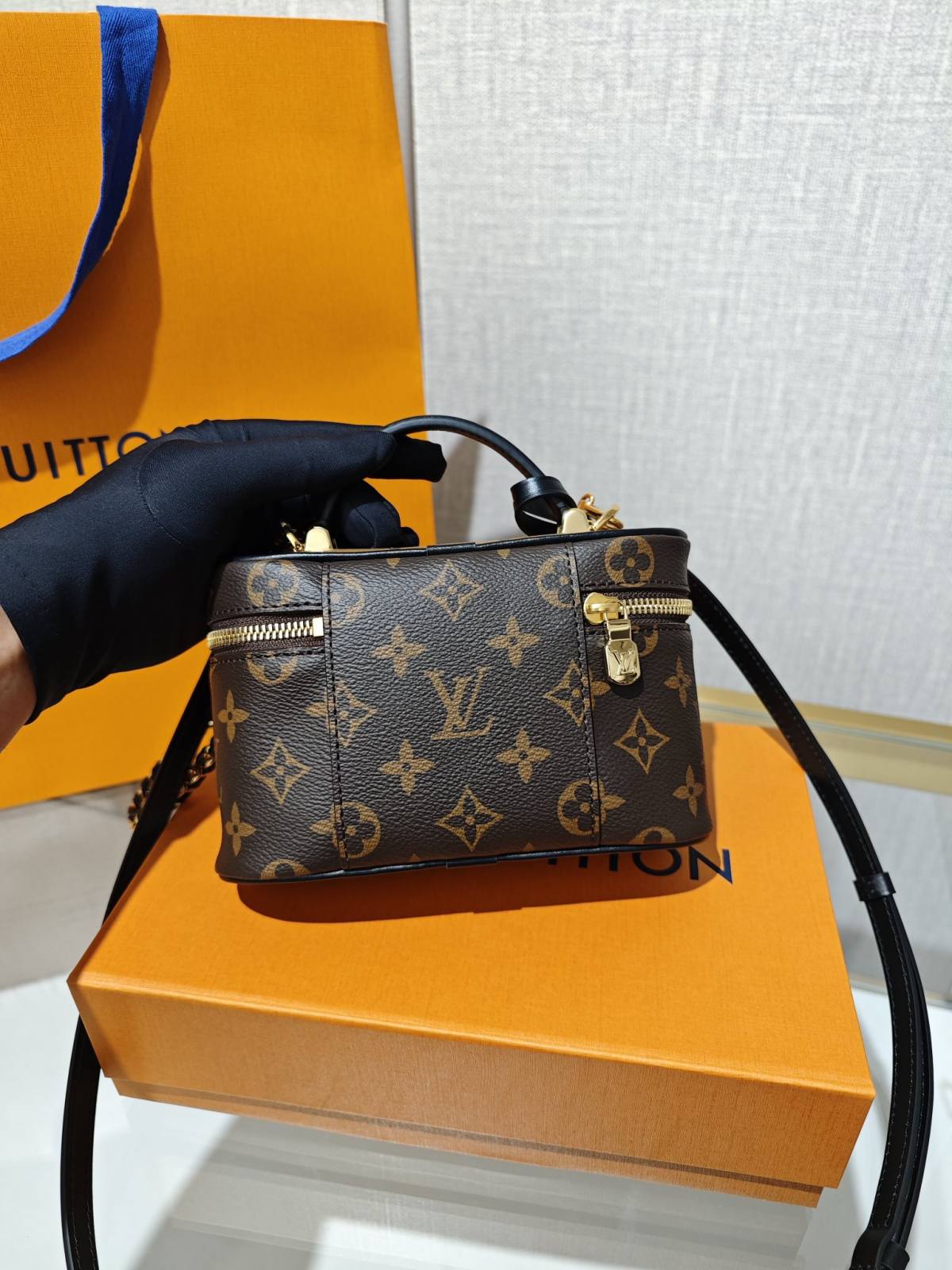 Ellebag’s 1:1 Replica of Louis Vuitton M47125 Vanity Chain Pouch: A Tribute to Iconic Craftsmanship (2024 Dec updated)-Best Quality Fake Louis Vuitton Bag Online Store, Replica designer bag ru