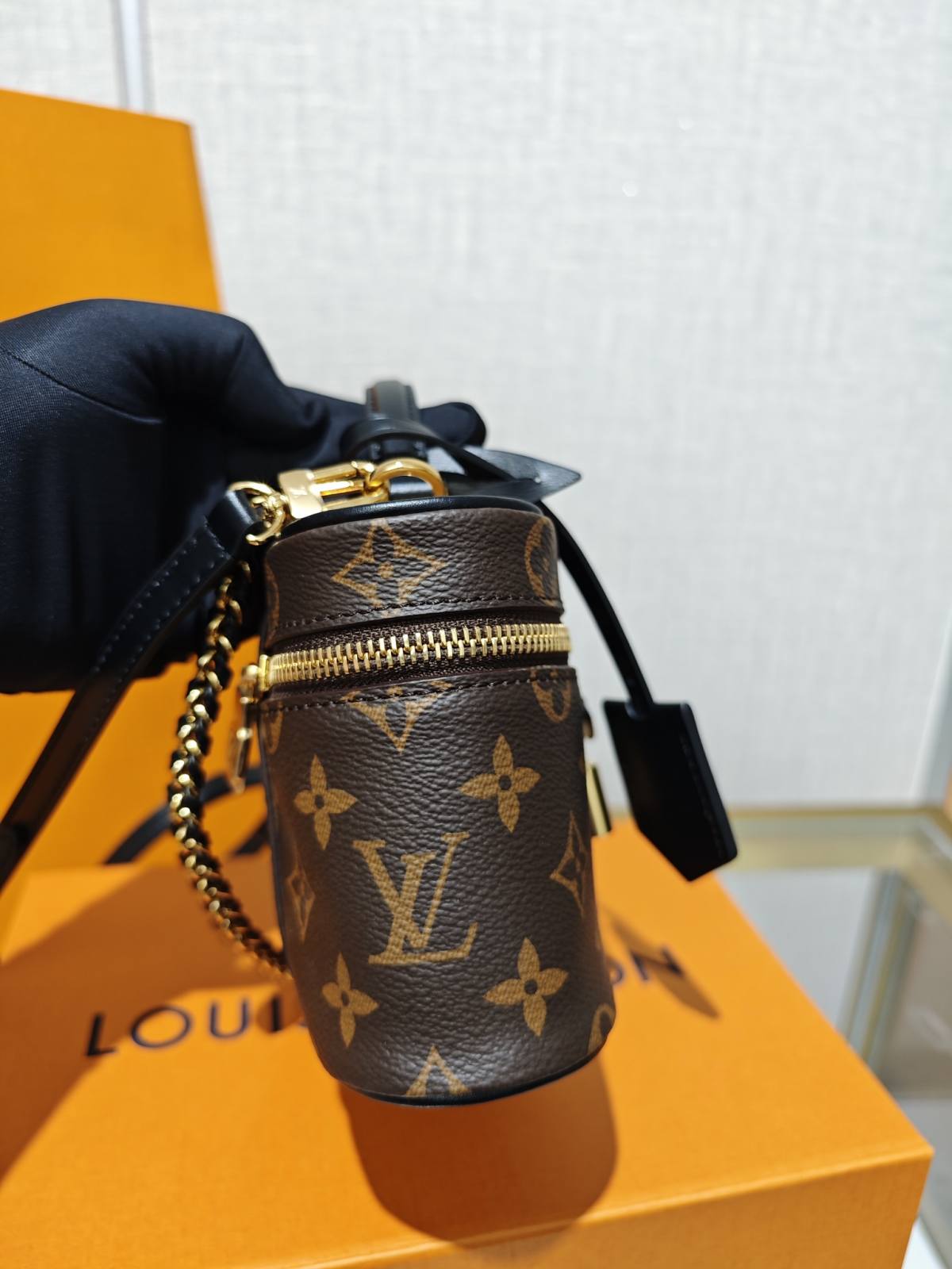 Ellebag’s 1:1 Replica of Louis Vuitton M47125 Vanity Chain Pouch: A Tribute to Iconic Craftsmanship (2024 Dec updated)-Best Quality Fake Louis Vuitton Bag Online Store, Replica designer bag ru