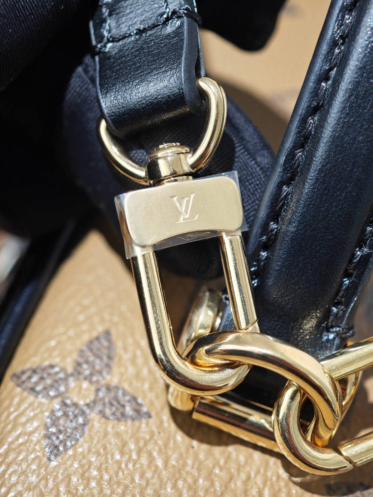 Ellebag’s 1:1 Replica of Louis Vuitton M47125 Vanity Chain Pouch: A Tribute to Iconic Craftsmanship (2024 Dec updated)-Best Quality Fake Louis Vuitton Bag Online Store, Replica designer bag ru