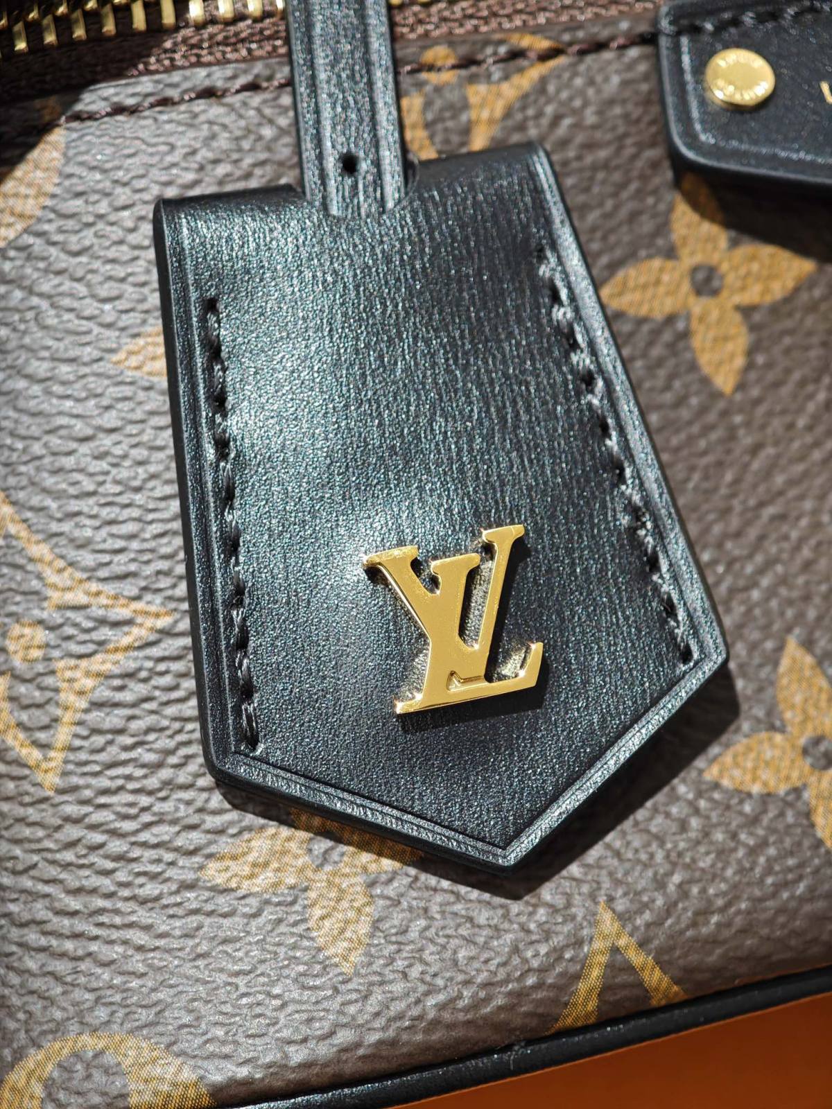 Ellebag’s 1:1 Replica of Louis Vuitton M47125 Vanity Chain Pouch: A Tribute to Iconic Craftsmanship (2024 Dec updated)-Best Quality Fake Louis Vuitton Bag Online Store, Replica designer bag ru