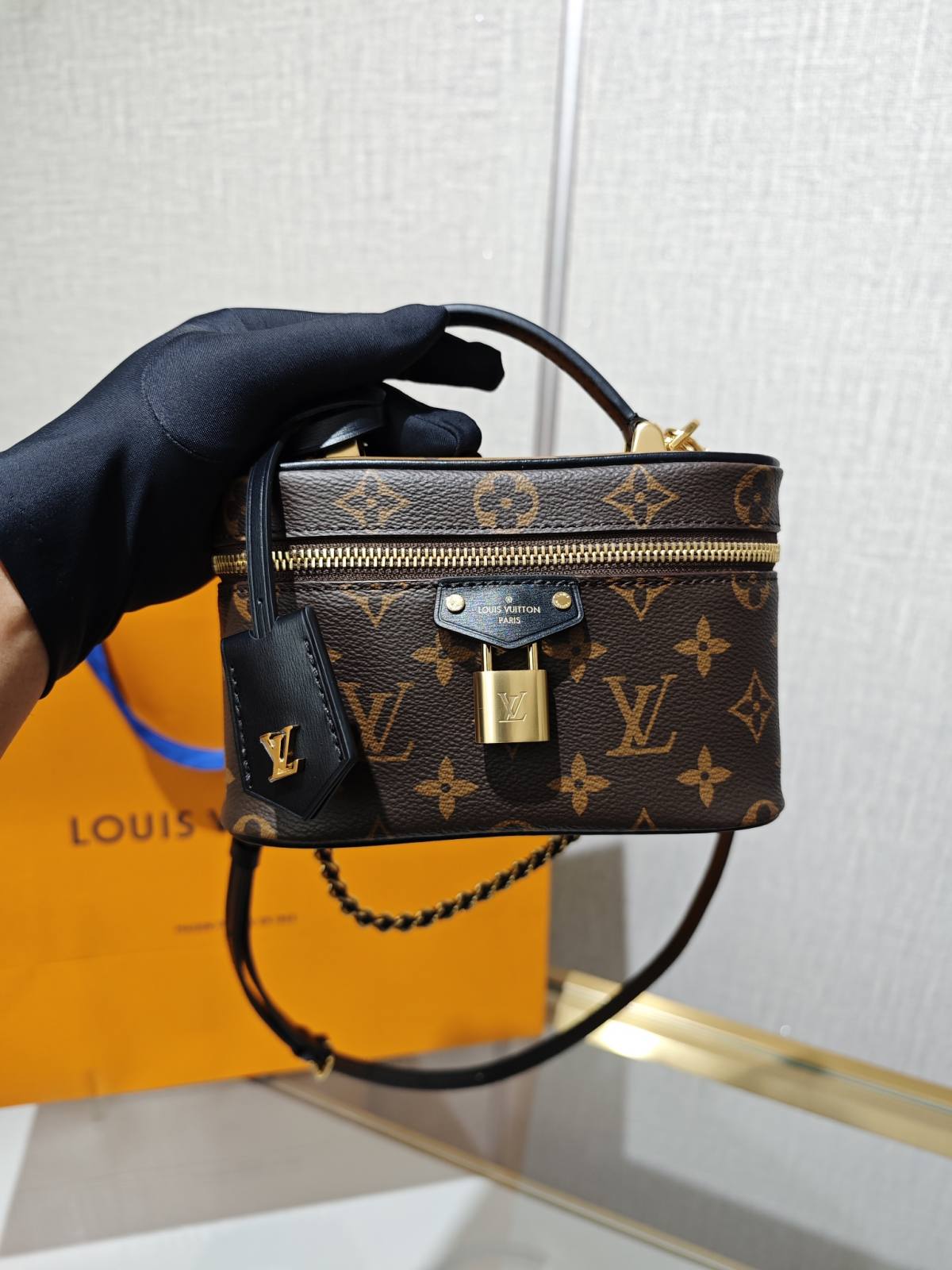 Ellebag’s 1:1 Replica of Louis Vuitton M47125 Vanity Chain Pouch: A Tribute to Iconic Craftsmanship (2024 Dec updated)-Best Quality Fake Louis Vuitton Bag Online Store, Replica designer bag ru