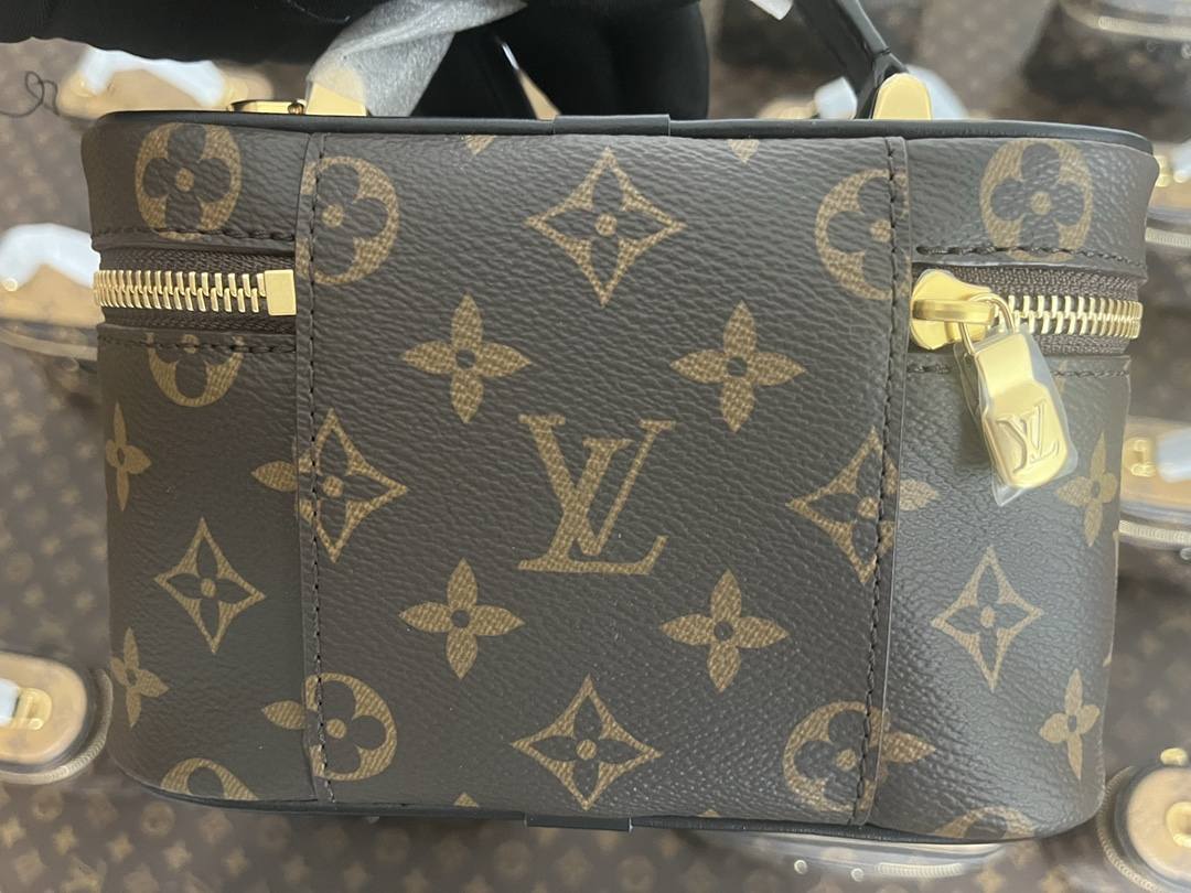 Ellebag’s 1:1 Replica of Louis Vuitton M47125 Vanity Chain Pouch: A Tribute to Iconic Craftsmanship (2024 Dec updated)-Best Quality Fake Louis Vuitton Bag Online Store, Replica designer bag ru