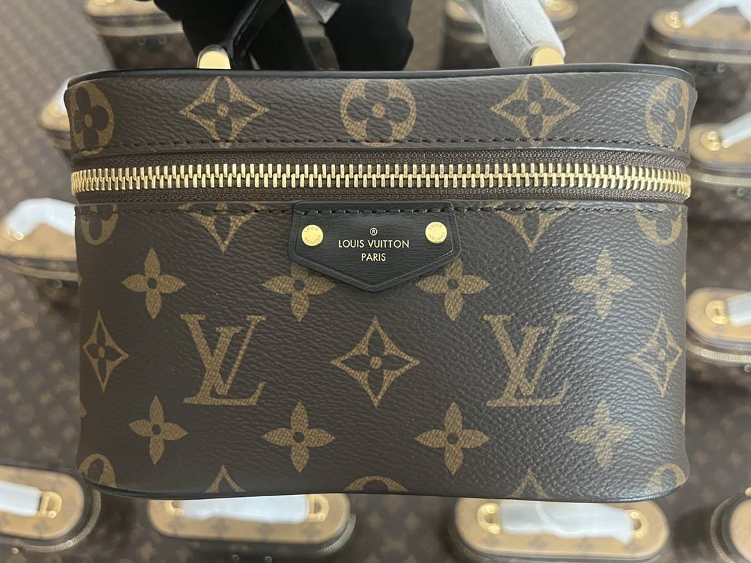 Ellebag’s 1:1 Replica of Louis Vuitton M47125 Vanity Chain Pouch: A Tribute to Iconic Craftsmanship (2024 Dec updated)-Best Quality Fake Louis Vuitton Bag Online Store, Replica designer bag ru