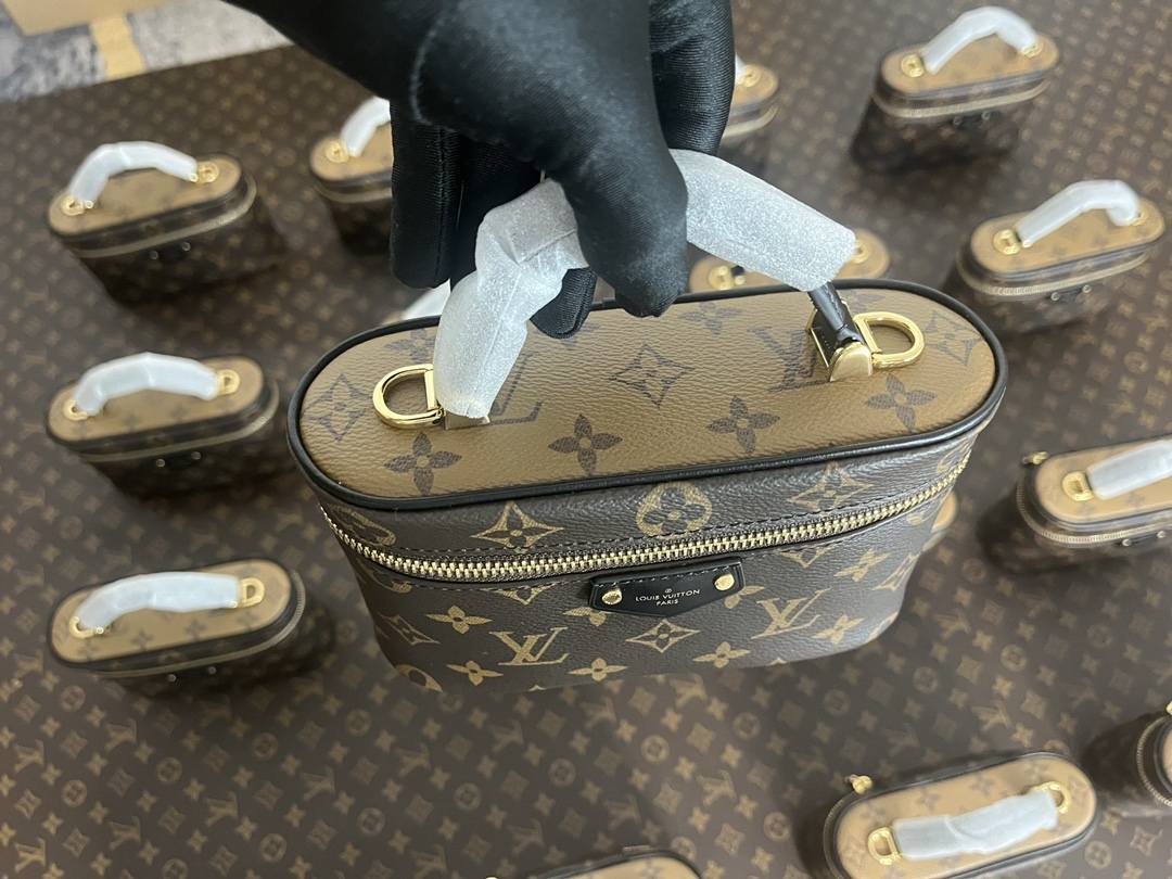 Ellebag’s 1:1 Replica of Louis Vuitton M47125 Vanity Chain Pouch: A Tribute to Iconic Craftsmanship (2024 Dec updated)-Best Quality Fake Louis Vuitton Bag Online Store, Replica designer bag ru