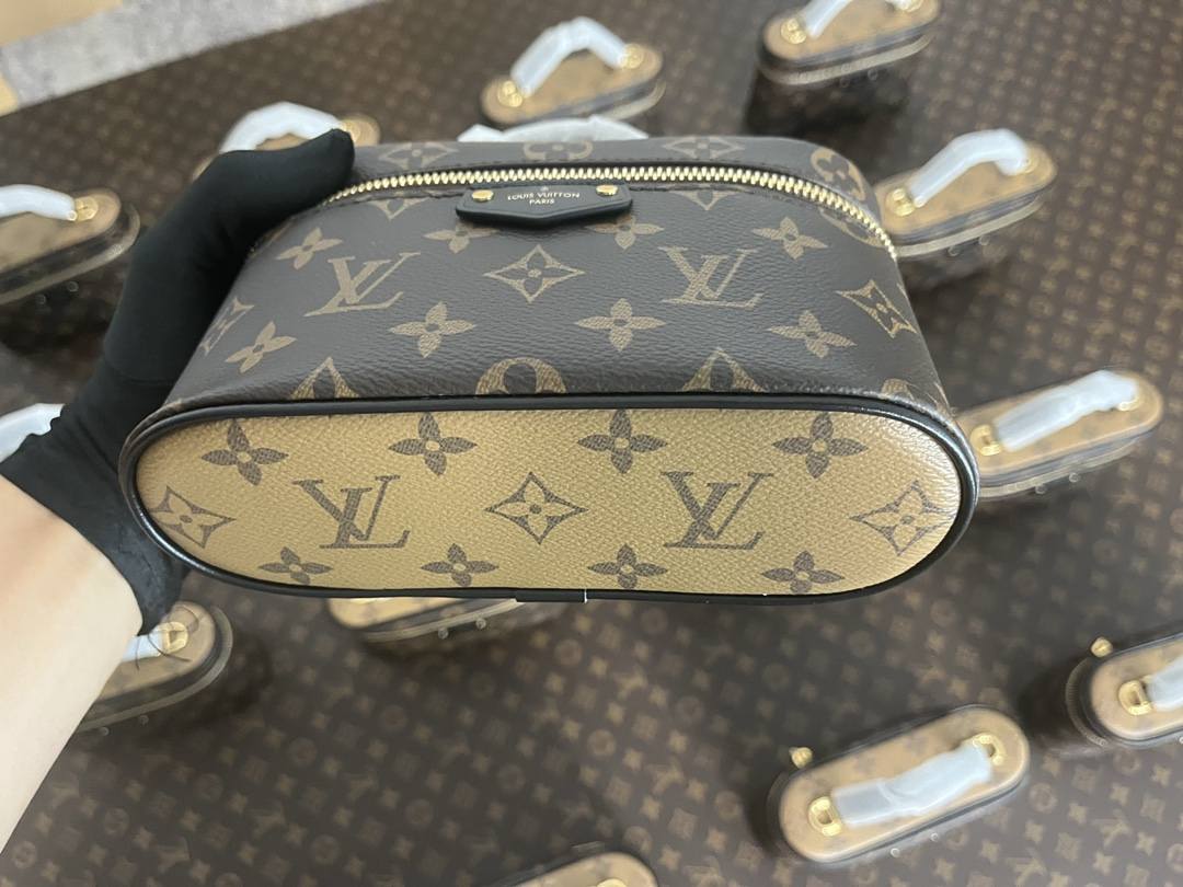 Ellebag’s 1:1 Replica of Louis Vuitton M47125 Vanity Chain Pouch: A Tribute to Iconic Craftsmanship (2024 Dec updated)-Best Quality Fake Louis Vuitton Bag Online Store, Replica designer bag ru