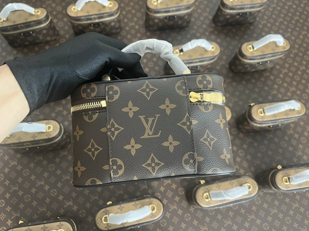 Ellebag’s 1:1 Replica of Louis Vuitton M47125 Vanity Chain Pouch: A Tribute to Iconic Craftsmanship (2024 Dec updated)-Best Quality Fake Louis Vuitton Bag Online Store, Replica designer bag ru