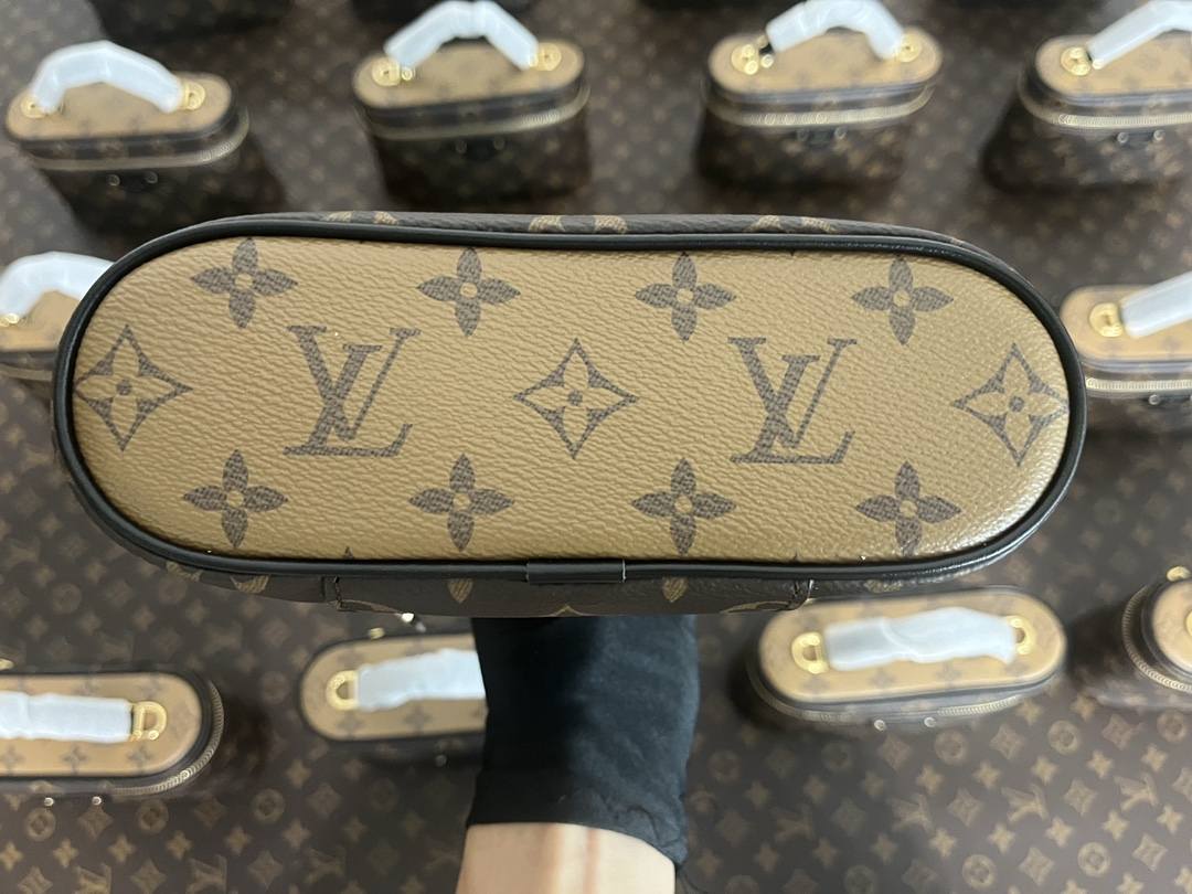 Ellebag’s 1:1 Replica of Louis Vuitton M47125 Vanity Chain Pouch: A Tribute to Iconic Craftsmanship (2024 Dec updated)-Best Quality Fake Louis Vuitton Bag Online Store, Replica designer bag ru