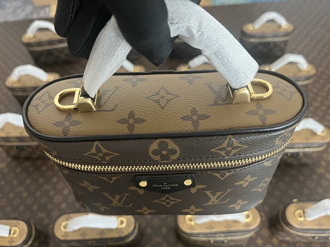 Ellebag’s 1:1 Replica of Louis Vuitton M47125 Vanity Chain Pouch: A Tribute to Iconic Craftsmanship (2024 Dec updated)-Best Quality Fake Louis Vuitton Bag Online Store, Replica designer bag ru