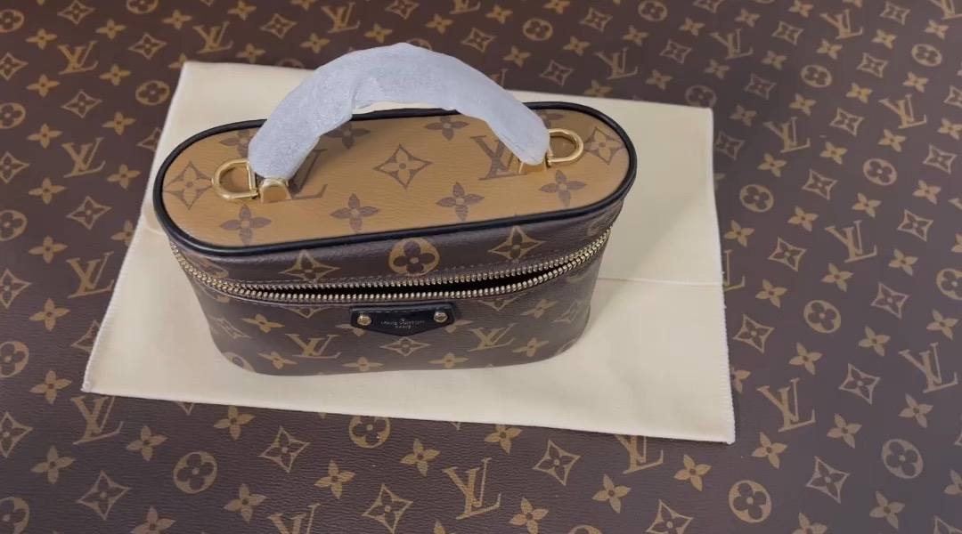 Ellebag’s 1:1 Replica of Louis Vuitton M47125 Vanity Chain Pouch: A Tribute to Iconic Craftsmanship (2024 Dec updated)-Best Quality Fake Louis Vuitton Bag Online Store, Replica designer bag ru