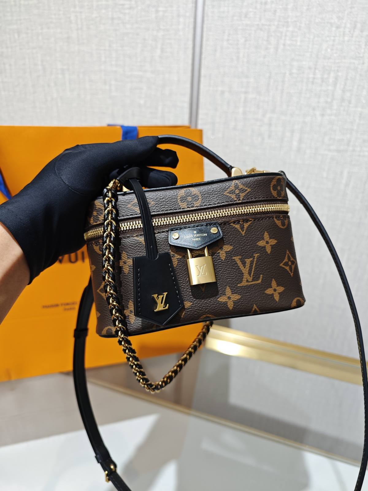 Ellebag’s 1:1 Replica of Louis Vuitton M47125 Vanity Chain Pouch: A Tribute to Iconic Craftsmanship (2024 Dec updated)-Best Quality Fake Louis Vuitton Bag Online Store, Replica designer bag ru