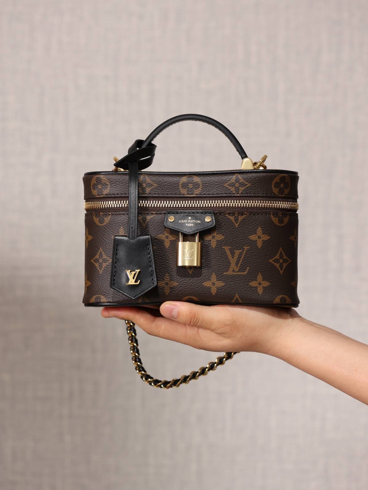 Ellebag’s 1:1 Replica of Louis Vuitton M47125 Vanity Chain Pouch: A Tribute to Iconic Craftsmanship (2024 Dec updated)-Best Quality Fake Louis Vuitton Bag Online Store, Replica designer bag ru