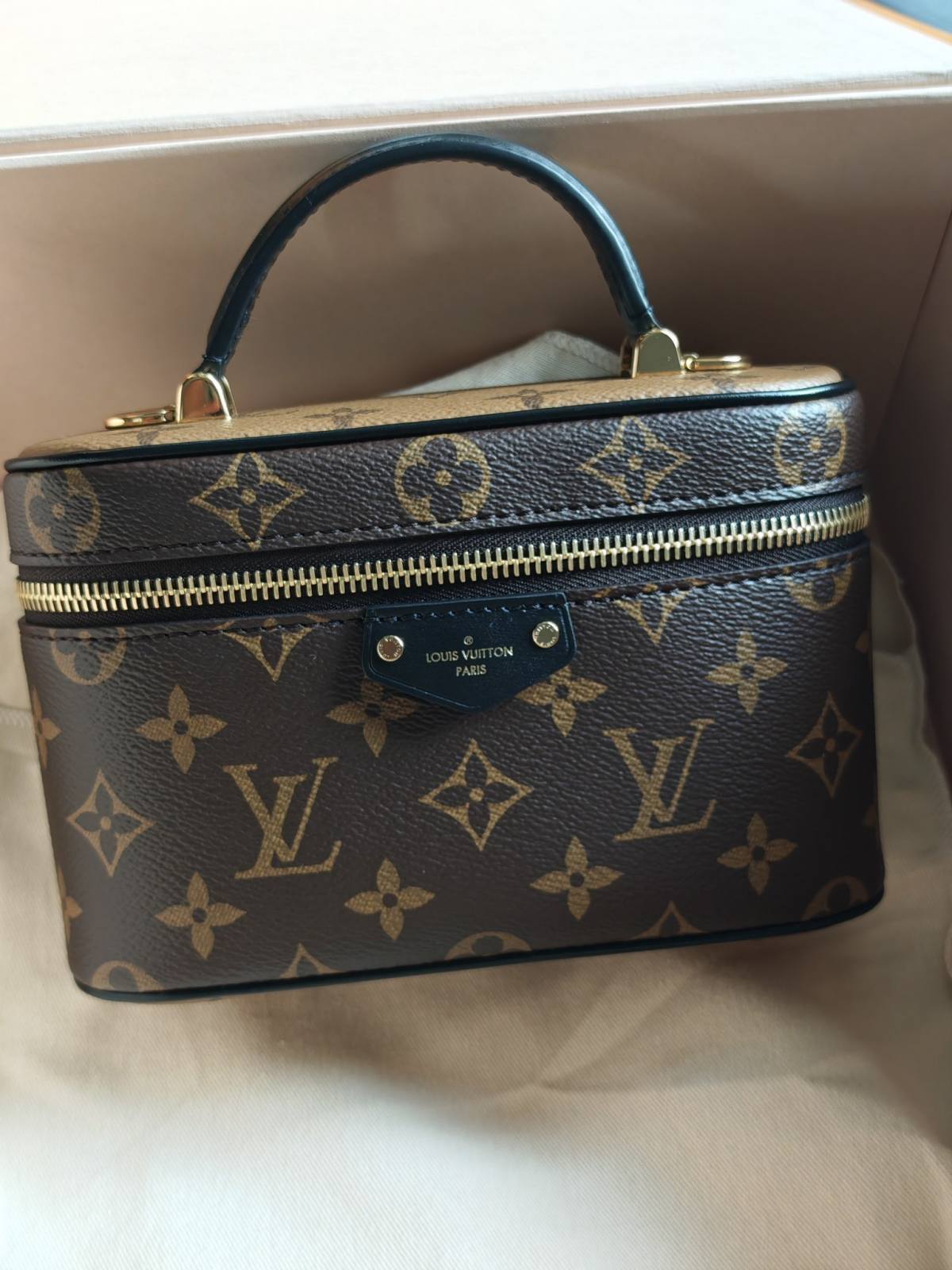 Ellebag’s 1:1 Replica of Louis Vuitton M47125 Vanity Chain Pouch: A Tribute to Iconic Craftsmanship (2024 Dec updated)-Best Quality Fake Louis Vuitton Bag Online Store, Replica designer bag ru