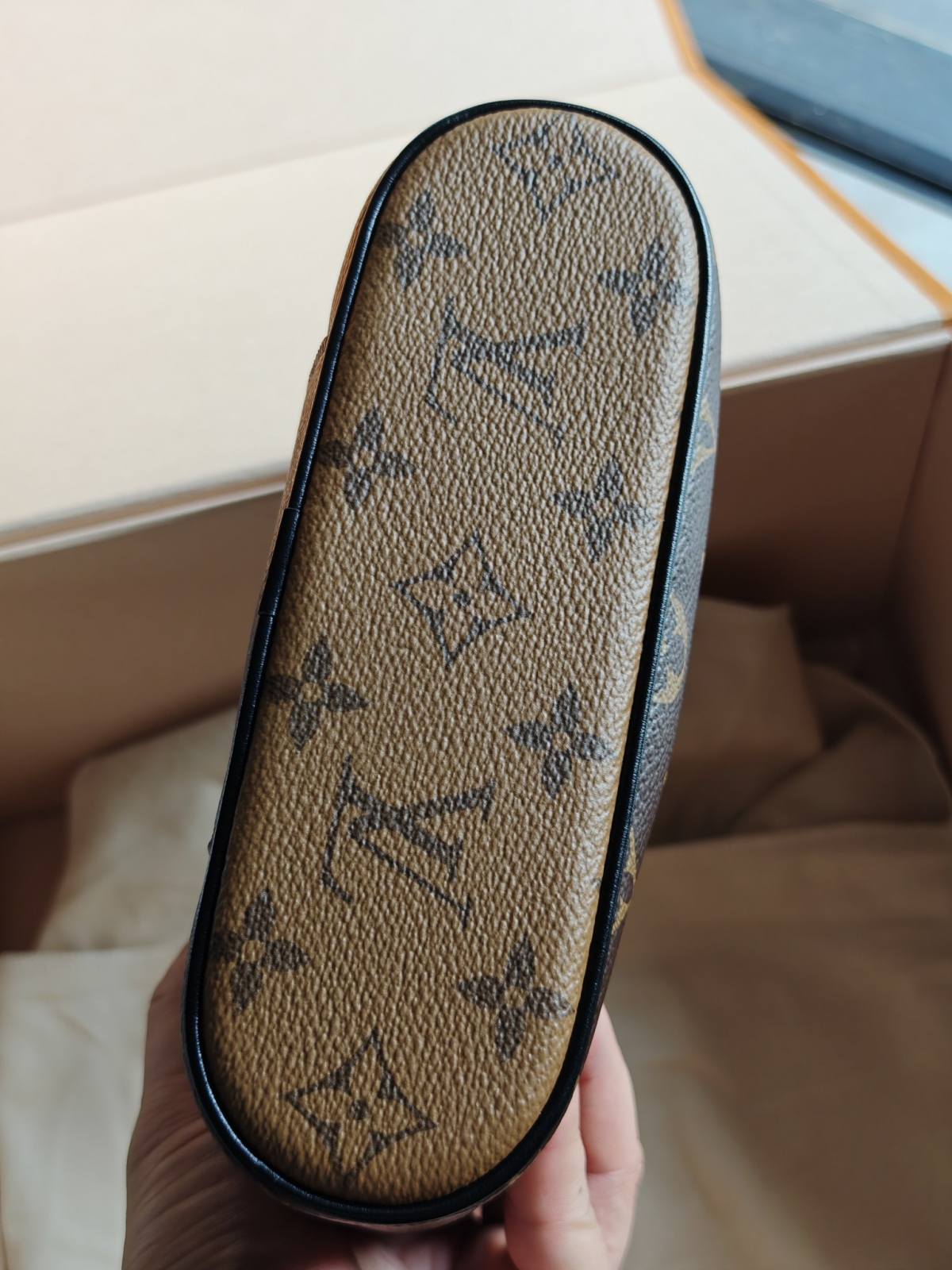 Ellebag’s 1:1 Replica of Louis Vuitton M47125 Vanity Chain Pouch: A Tribute to Iconic Craftsmanship (2024 Dec updated)-Best Quality Fake Louis Vuitton Bag Online Store, Replica designer bag ru