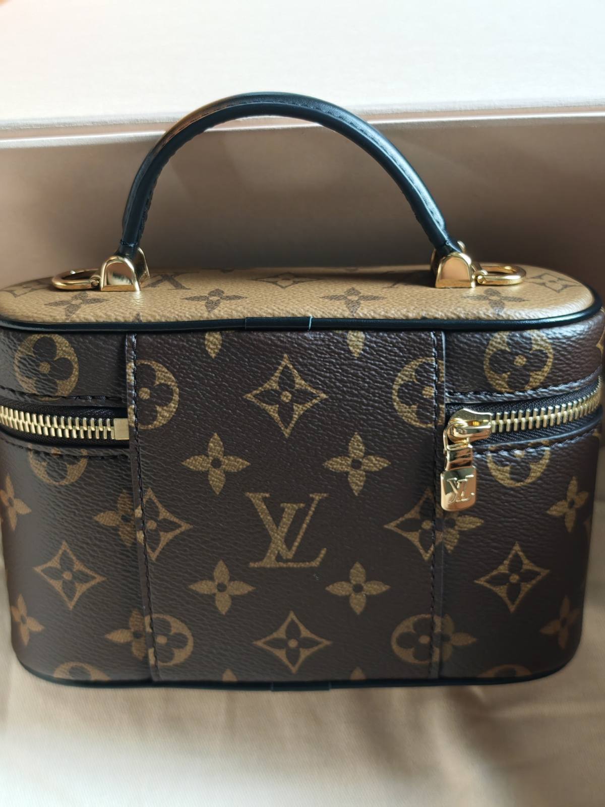 Ellebag’s 1:1 Replica of Louis Vuitton M47125 Vanity Chain Pouch: A Tribute to Iconic Craftsmanship (2024 Dec updated)-Best Quality Fake Louis Vuitton Bag Online Store, Replica designer bag ru