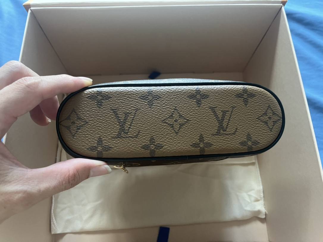 Ellebag’s 1:1 Replica of Louis Vuitton M47125 Vanity Chain Pouch: A Tribute to Iconic Craftsmanship (2024 Dec updated)-Best Quality Fake Louis Vuitton Bag Online Store, Replica designer bag ru